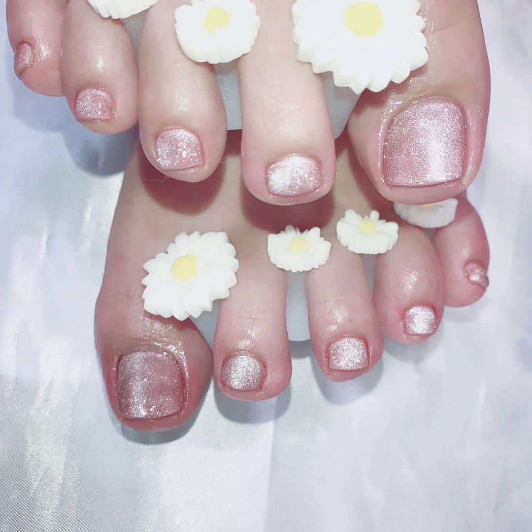 なかやまちえこさんのインスタグラム写真 - (なかやまちえこInstagram)「magnetic💫⠀ ⠀ きまぐれキャット @kimagure_cat_whim  Cat’sEye 6710 の下に、ピンクベージュのカラーを塗りました。⠀ #nail #nails #nailart #ネイル #美甲 #ネイルアート  #japanesenailart #manucure #japanesenails #manicurist #gelnails #أظافر #네일아트 #미용 #vẽmóng #ngườiđẹp  #เพ้นท์เล็บ #искусствоногтя #artedeuñas #ジェルネイルデザイン #ネイルデザイン #senikuku #nagelkunst #マグネットネイル #マグネットジェル #magneticnails #footnails #フットネイル #ペディキュア #pedicure  @chapon_930」9月9日 23時19分 - chiekonakayama