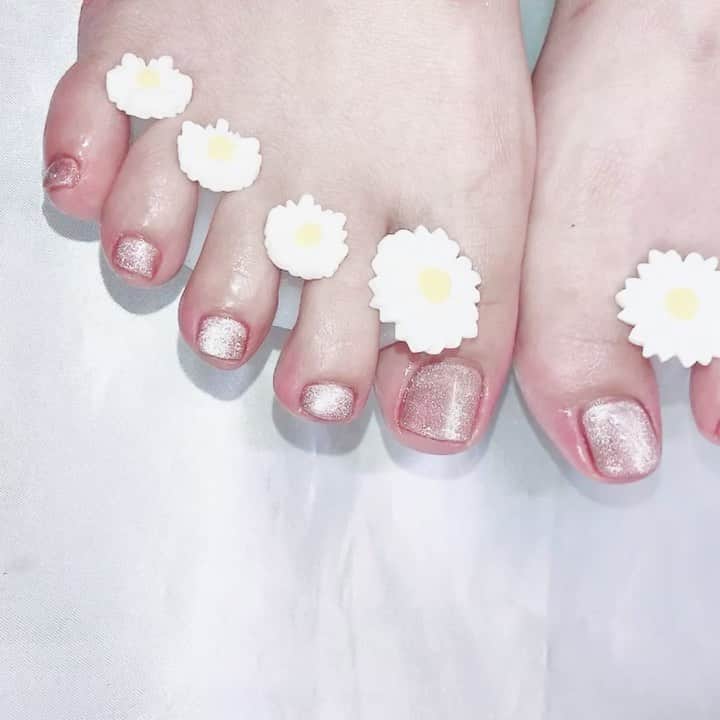 なかやまちえこのインスタグラム：「magnetic💫⠀ ⠀ きまぐれキャット @kimagure_cat_whim  Cat’sEye 6710 の下に、ピンクベージュのカラーを塗りました。⠀ #nail #nails #nailart #ネイル #美甲 #ネイルアート  #japanesenailart #manucure #japanesenails #manicurist #gelnails #أظافر #네일아트 #미용 #vẽmóng #ngườiđẹp  #เพ้นท์เล็บ #искусствоногтя #artedeuñas #ジェルネイルデザイン #ネイルデザイン #senikuku #nagelkunst #マグネットネイル #マグネットジェル #magneticnails #footnails #フットネイル #ペディキュア #pedicure  @chapon_930」