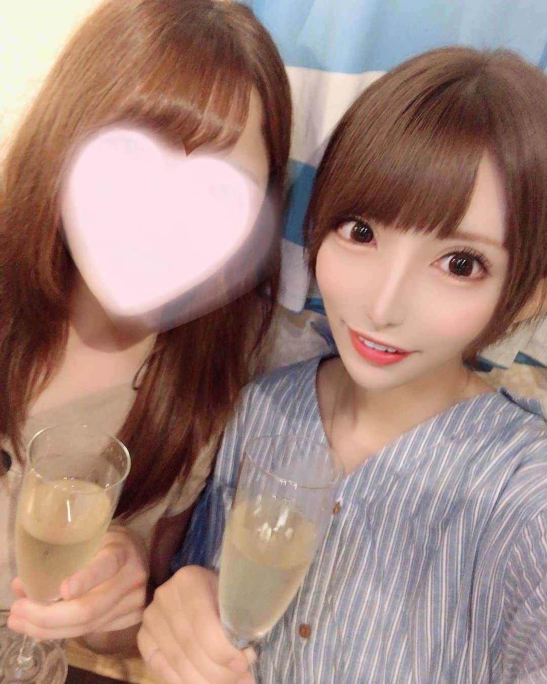 葉月七瀬のインスタグラム：「一昨日、中学の親友とご飯行った〜🥰💓 もう長すぎて久しぶりに会ってもそんな感じ 全くしない！笑 居酒屋だけどスパークリングワイン飲みたいねって ３本飲んだら楽しくなってきちゃって そのまま親友の働くキャバへ🚗 ³₃ . 親友が写メ撮っても載せるの恥ずかしいから NGなんでやたら私の写メだけになった😂 欲しかったローブドフルールのドレス着てて ほんと可愛いかった〜！！ 脱がして着ようかと思った🥺💕 載せられないの残念💔 . キャバでもシャンパン３本🥂 次の日はもうお察しの通り…( ˘ω˘ )ｽﾔｧ 楽しかった💖 #中学の親友 #仲良し  #キャバクラ #シャンパン」