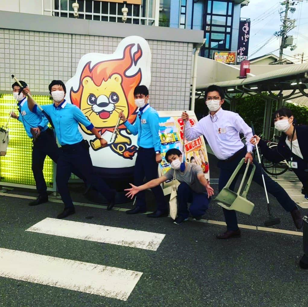 イルサローネ イドムンのインスタグラム：「地域清掃だムーン！😊🦁😊  #全国クリーンデー  #ぱちんこ」