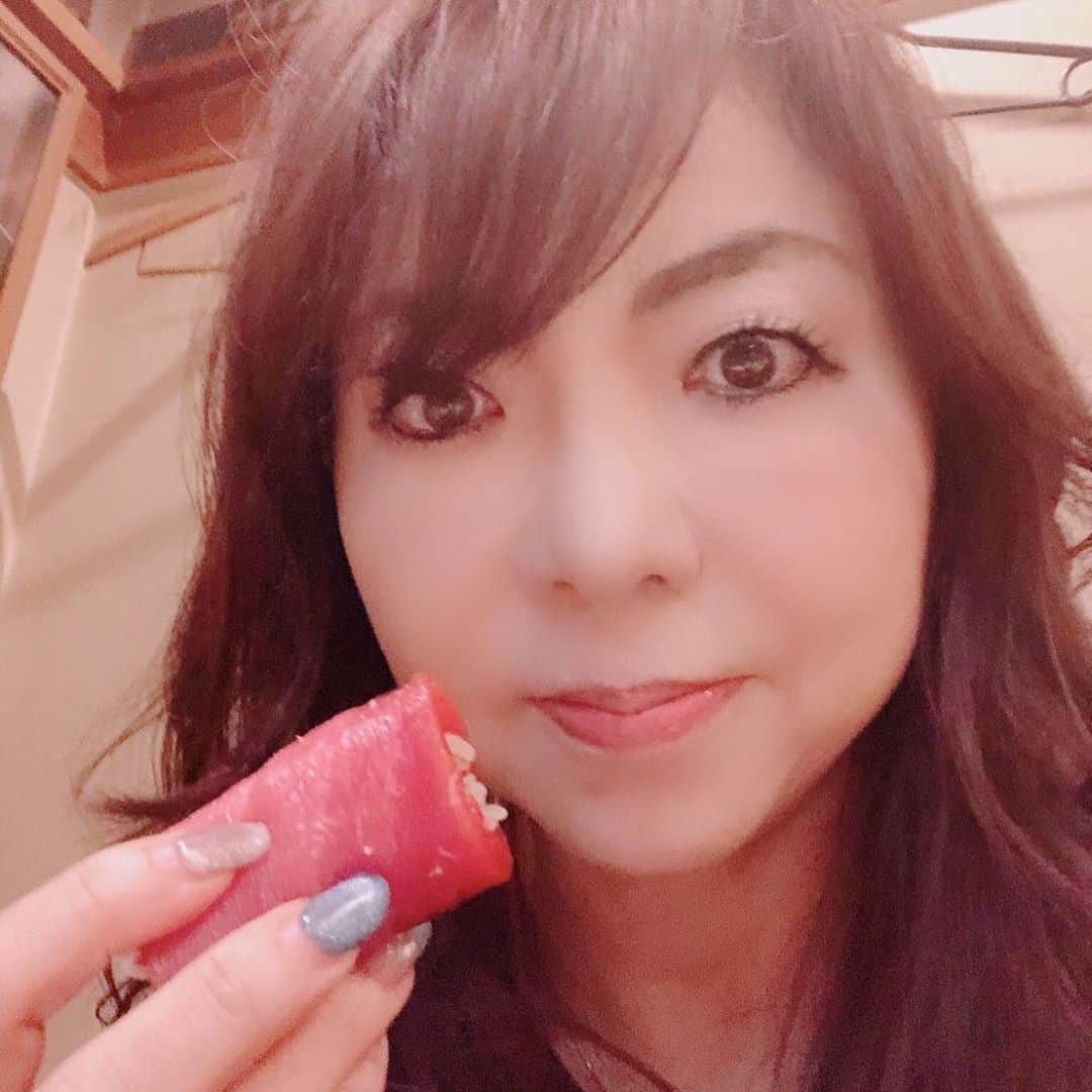 モモコさんのインスタグラム写真 - (モモコInstagram)「福島のひろすし🍣 マグロがロールケーキみたい❗️ 一貫、何でも300円❗️ 美味しかった💕  今日、配信のYouTubeは、全国各地からグルメの人や料理人がやってくる比良山荘に行った時の様子です❗️見てね〜✨ 配信は、19時からです。  #ハイヒールモモコ #👠 #👠🍑 #CHANEL #シャネラー #グルメ #アメブロ  #YouTube #モモコ新聞 #ひろすし#比良山荘」9月10日 10時11分 - highheel_momoko