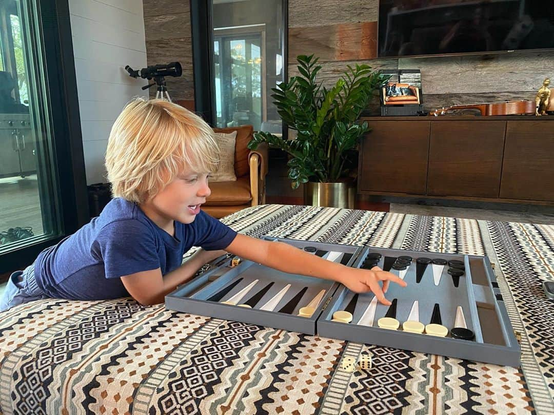 ザッカリー・リーヴァイのインスタグラム：「Teachin ‘em young. #backgammon #sheshbesh  @joeldavidmoore @waltercmay」