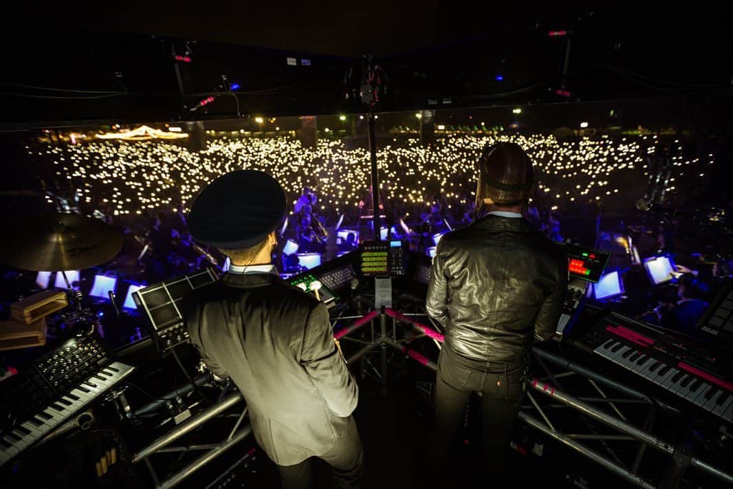 Flight Facilitiesさんのインスタグラム写真 - (Flight FacilitiesInstagram)「Today marks 4 years since we social distanced, on stage with 75 of the best players from the Sydney Symphony Orchestra. 15,000 of you were packed in The Domain. We’re planning on more of these in the future, as we’re finishing off our next single in the studio today. We can’t wait to be shoulder to shoulder again.... Incoming 💿 #LightsUp #FFxSSO #livemusic #flightfacilities #triplej #newmusic」9月10日 8時57分 - flightfac