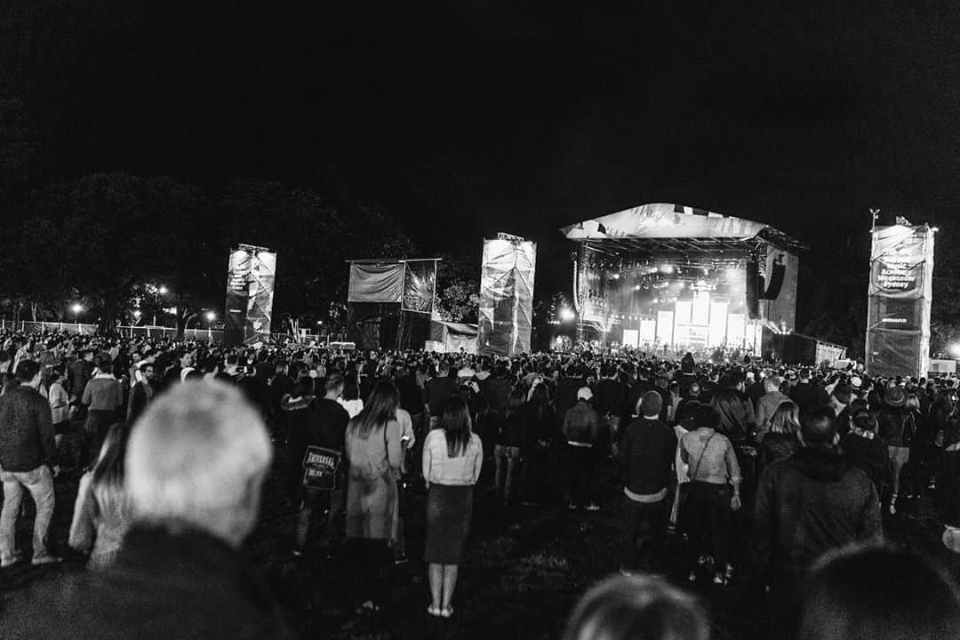 Flight Facilitiesさんのインスタグラム写真 - (Flight FacilitiesInstagram)「Today marks 4 years since we social distanced, on stage with 75 of the best players from the Sydney Symphony Orchestra. 15,000 of you were packed in The Domain. We’re planning on more of these in the future, as we’re finishing off our next single in the studio today. We can’t wait to be shoulder to shoulder again.... Incoming 💿 #LightsUp #FFxSSO #livemusic #flightfacilities #triplej #newmusic」9月10日 8時57分 - flightfac
