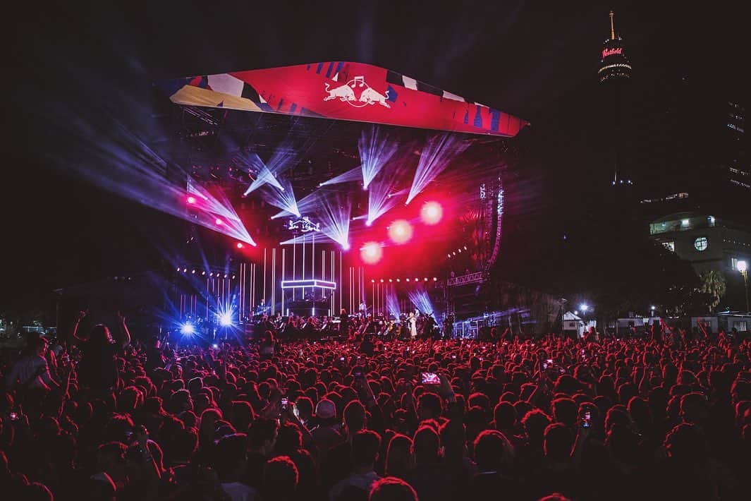 Flight Facilitiesのインスタグラム：「Today marks 4 years since we social distanced, on stage with 75 of the best players from the Sydney Symphony Orchestra. 15,000 of you were packed in The Domain. We’re planning on more of these in the future, as we’re finishing off our next single in the studio today. We can’t wait to be shoulder to shoulder again.... Incoming 💿 #LightsUp #FFxSSO #livemusic #flightfacilities #triplej #newmusic」