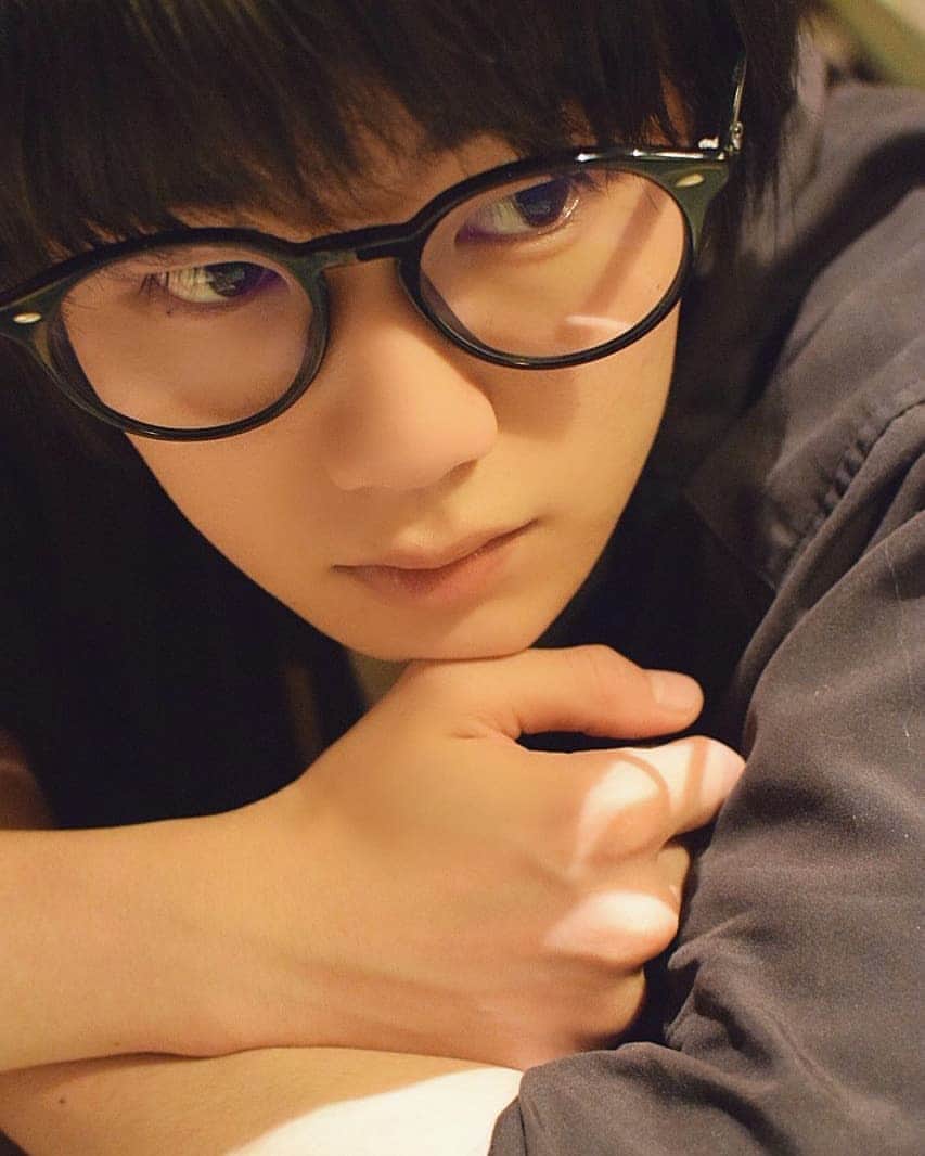 外山将平のインスタグラム：「アップです！ 少し恥ずかしいけどっ 一重は前まで凄くコンプレックスだったんですけどね､今は好きですよ。  #おはよう #goodmorning  photo by:key  #photooftheday#camera#portrait#model#外山将平#役者#俳優#今日の外山#ootd#Nikon#肌#美肌#一重 #写真#撮影#カメラ#ポートレート#ファインダー越しの私の世界#カメラ好きな人と繋がりたい#筋トレ#作品撮り#夏#黒髪#メガネ男子#秋」