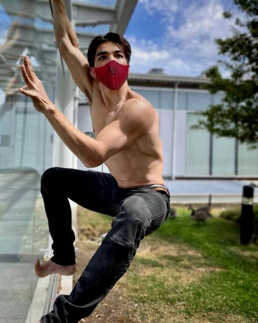 ルーディ・リンのインスタグラム：「Bet you didn’t know Spider Man had his own SPIDERZORD in Japan way back in the 70s. Why didn’t Team Ranger recruit him then? Swipe left to check it out.   I think we could all use some Spidey Sense right now. Remember #HEROESWEARMASKS」