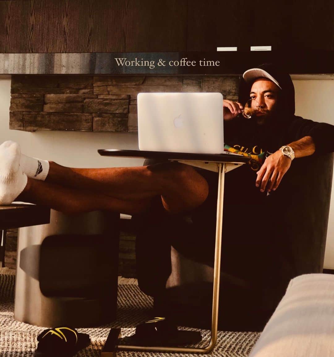 マルコ・ファビアンのインスタグラム：「Working and coffee time. 🖤」
