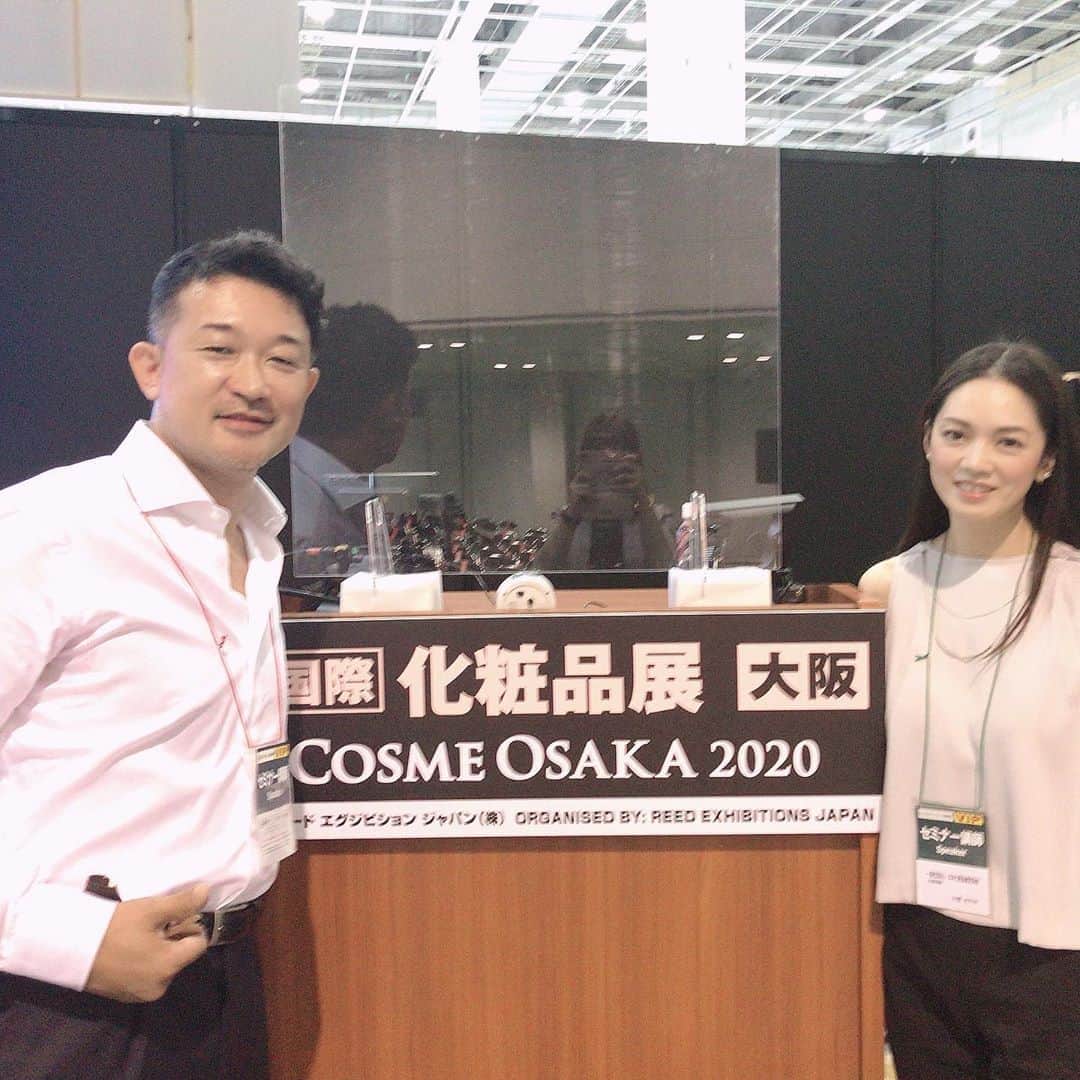 小西さやかのインスタグラム：「大阪　化粧品開発展、本日15:00までブースにいます！ ブースはK1-18です。 いらっしゃる方は是非お立ち寄り下さい！  会場はすごい人です。 セミナーはひと席あけて座れます。 昨日は約500名の方がサテライト会場も含めてご参加いただきました。 ありがとうございます(^^)  類似の内容で、東京で開催されるダイエット&ビューティー 9月15日10:30-11:30 東京テレポート駅　出口A　青海展示棟　C会場 で無料講演します。 東京の方は是非こちらにもお越し下さい！  #化粧品開発展　#日本化粧品検定」