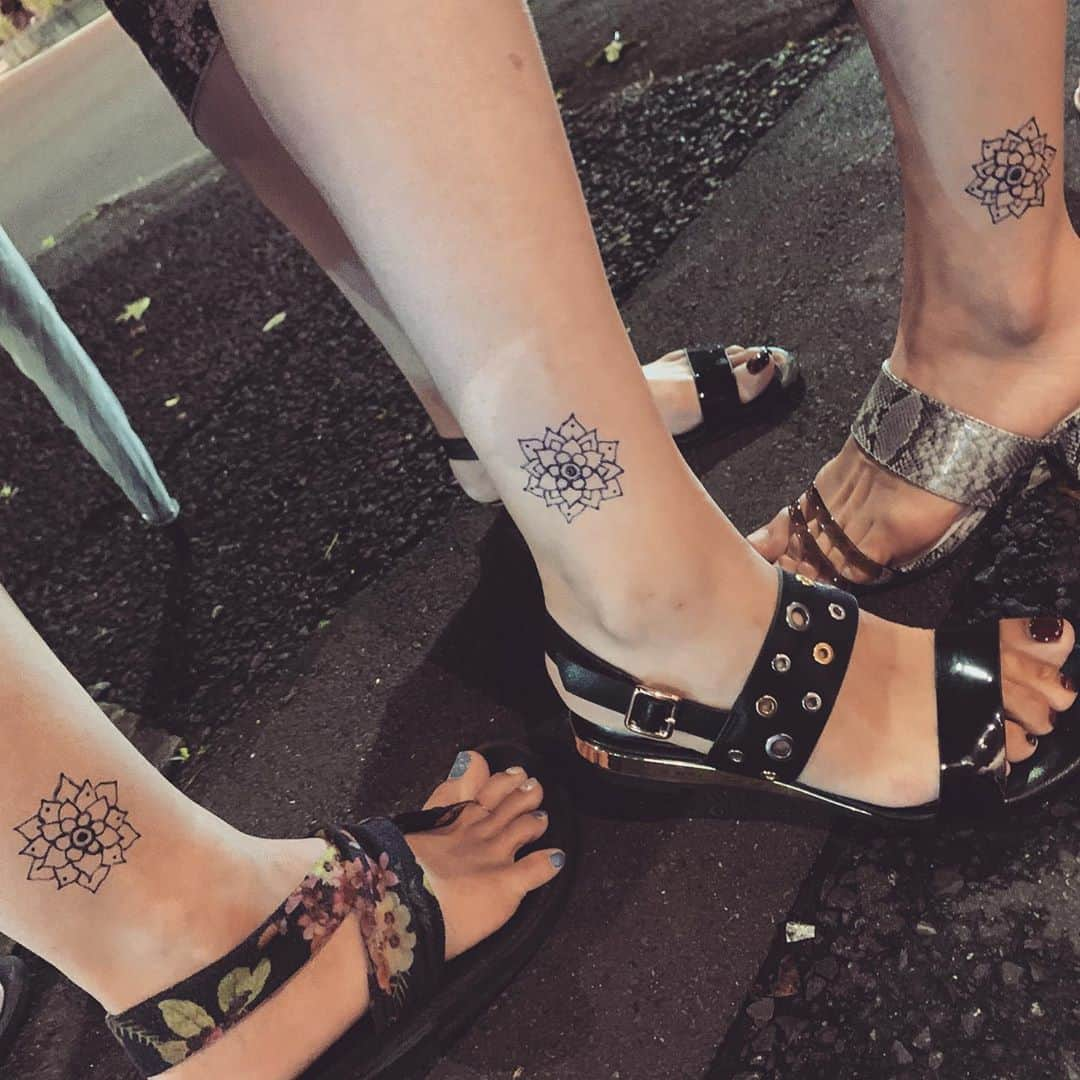 三ツ井裕美さんのインスタグラム写真 - (三ツ井裕美Instagram)「久しぶりにオーガニックtatoo、やっていただきました🏵 ・ 可愛くて何度も見てはニヤけます（笑） ・ 今回はお揃いで🦶🦶🦶 ・ 揃うとさらに可愛い♡ ・ @momoyo1  @momoyo.no.oekaki  のオーガニックtatoo、 ・ ご紹介もできますので気になる方はチェックしてみてください👍🏼 ・ ・ #オーガニックtatoo」9月10日 9時22分 - hiromi__km