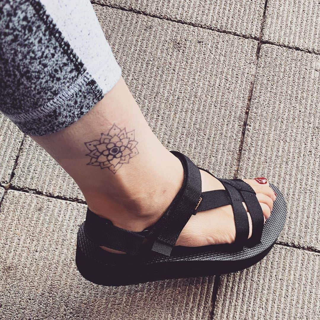 三ツ井裕美さんのインスタグラム写真 - (三ツ井裕美Instagram)「久しぶりにオーガニックtatoo、やっていただきました🏵 ・ 可愛くて何度も見てはニヤけます（笑） ・ 今回はお揃いで🦶🦶🦶 ・ 揃うとさらに可愛い♡ ・ @momoyo1  @momoyo.no.oekaki  のオーガニックtatoo、 ・ ご紹介もできますので気になる方はチェックしてみてください👍🏼 ・ ・ #オーガニックtatoo」9月10日 9時22分 - hiromi__km