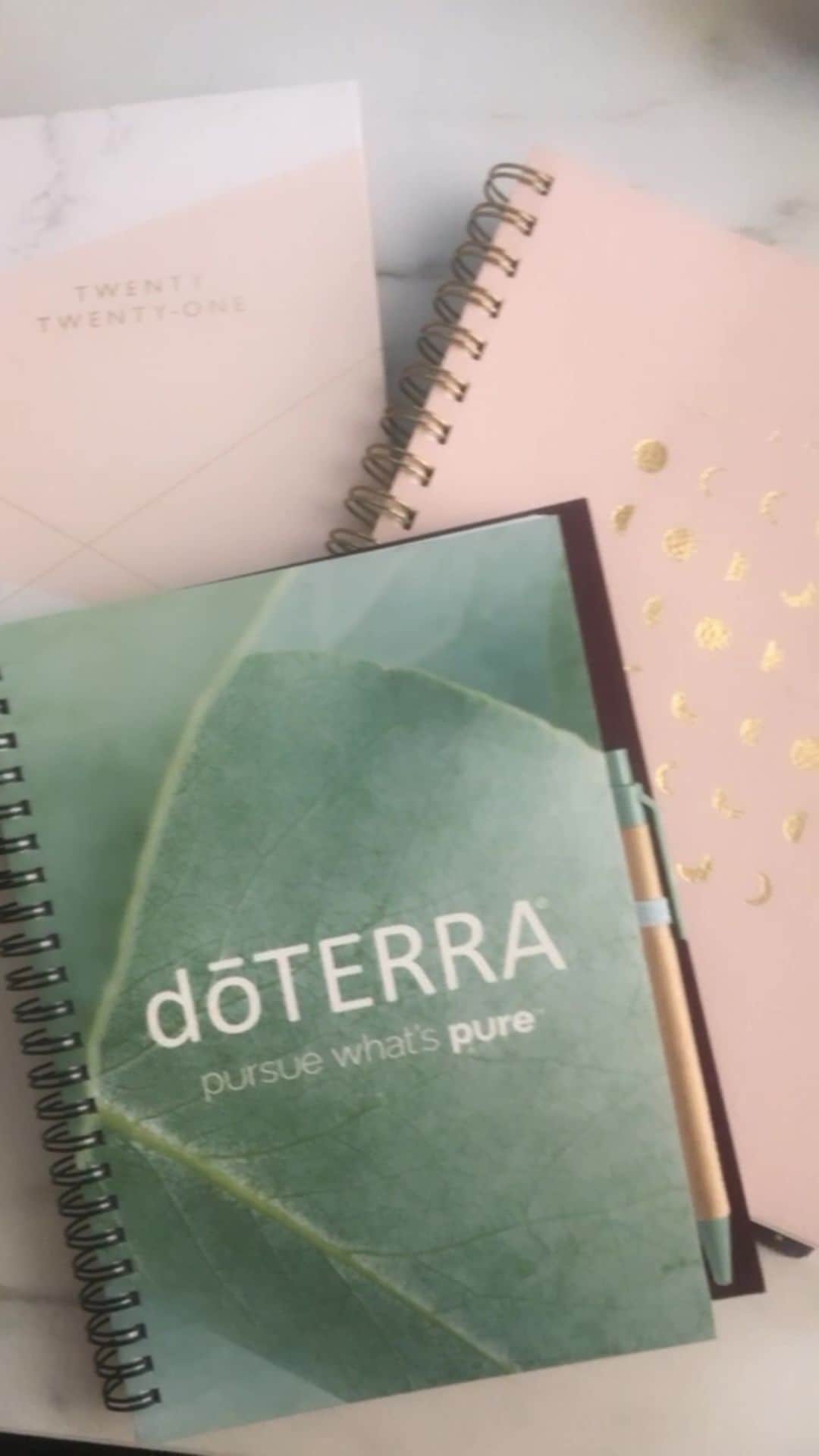 オリビア・タイのインスタグラム：「I. Love. Notebooks. & #doterrapursue2020  😍😍😍  What’s your organizer of choice? Mine are notebooks and Google Calendar!  . . . . . #essentialoils #chemicalfree #nontoxic #oilymama #wellness #naturalliving #natural #aromatherapy #love #oils #skincare #healthylifestyle #essentialoil #holistic #pursue2020 #healthyliving #health #diffuser #doterrahealinghands #pursuewhatspure #healthy #allnatural #plantbased #selfcare」