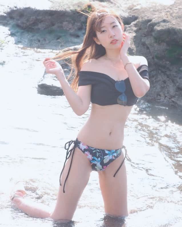 内田夕己のインスタグラム：「#水着 #水着コーデ #ビキニ #水着モデル  #モノキニ #海 #海撮影会 #撮影会モデル #グラビア #オフショル水着 #黒水着  #水着撮影会モデル #rienda水着 #くびれ #骨格ウェーブ  #japan #japanesegirl #japanesemodel  #bikini #bikinigirl #sexy」