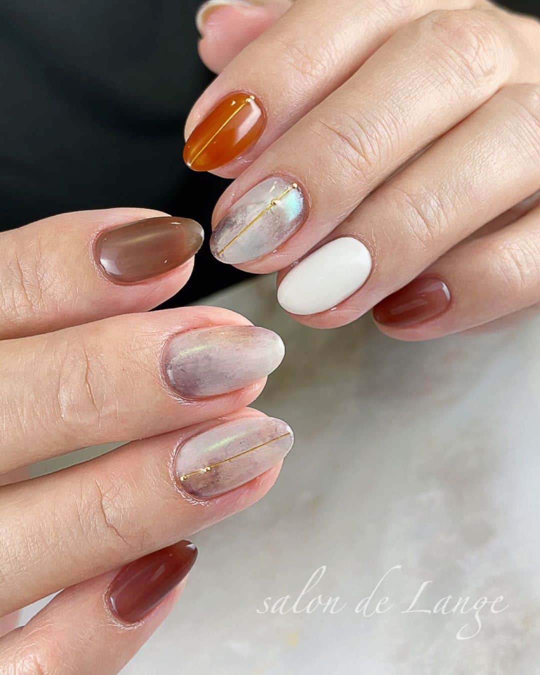 salon de Langeのインスタグラム：「☻* ここに〝シロ〟を持ってきたのが﻿ 天才✨✨✨﻿ ﻿ ﻿ アートがいい感じに馴染んで﻿ 白が主役に際立つ﻿ 色選びに感動！！﻿ ﻿ ﻿ ﻿ お持ち込みの画像を﻿ 参考にさせてもらいました♡☻﻿  ﻿ mi-mi ♡﻿ _______________________ ﻿ ﻿ ✽.。salon de Lange * .✽﻿ （ ｻﾛﾝﾄﾞﾗﾝｼﾞｪ ）﻿ ﻿ ﻿ ⇩ｽﾀｯﾌ ｲﾝｽﾀｸﾞﾗﾑ⇩﻿ @lange_staff ﻿ ﻿ ◼︎ご予約は﻿ ①📲090-7044-7721﻿ ②salondelange2019@gmail.com﻿ （staff ｲﾝｽﾀのﾄｯﾌﾟﾍﾟｰｼﾞから📩）﻿ ③ﾈｲﾙﾌﾞｯｸ ｱﾌﾟﾘから💅﻿ ﻿ ﻿ 名古屋市中村区名駅3丁目23-6 ﻿ 第二千福ビル3階 🚃名古屋駅から徒歩7分﻿ ﻿ ﻿ #minakoyama ﻿ #salondelange ﻿ #サロンドランジェ﻿ #みーみ﻿ #児山未奈﻿ #秋ネイル﻿ #爪に優しいジェル﻿ #パワーベース﻿ #nails﻿ #nailstagram ﻿ #名古屋ネイルサロン ﻿ #名駅ネイルサロン ﻿ #オフィスネイル﻿ #ジェルネイル﻿ #naildesign﻿ #大人ネイル﻿ #名古屋ネイル﻿ ﻿ ﻿ ﻿」
