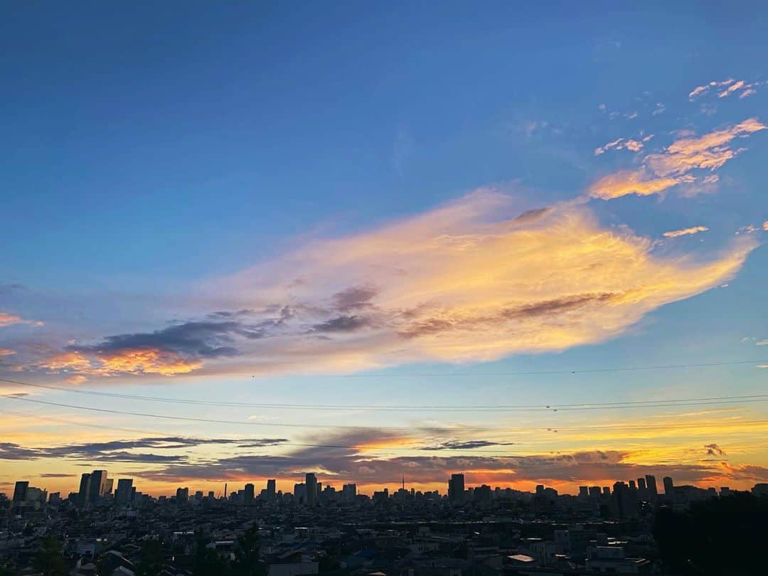 高山直子さんのインスタグラム写真 - (高山直子Instagram)「朝焼けがすごく好きになった🌅 しかもあっという間に日が昇るからどんどん色も光も変わっていってほんと一瞬が美しい✨ いつも綺麗だなーと思いつつ写真撮る暇なかったけど今朝は撮れたので🤳up🌞  #朝焼け #おはよう東京 #ドリカムが脳内リピート」9月10日 9時43分 - nao_70koro