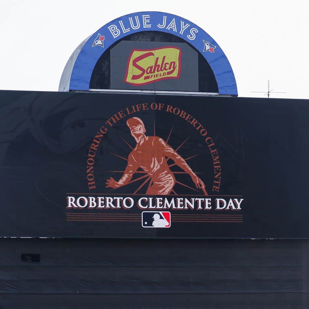 トロント・ブルージェイズさんのインスタグラム写真 - (トロント・ブルージェイズInstagram)「Congrats to @d_jansen31, our Clemente Award nominee! Today, we celebrated the everlasting legacy of Roberto Clemente 💙💛 #ClementeDay」9月10日 9時44分 - bluejays