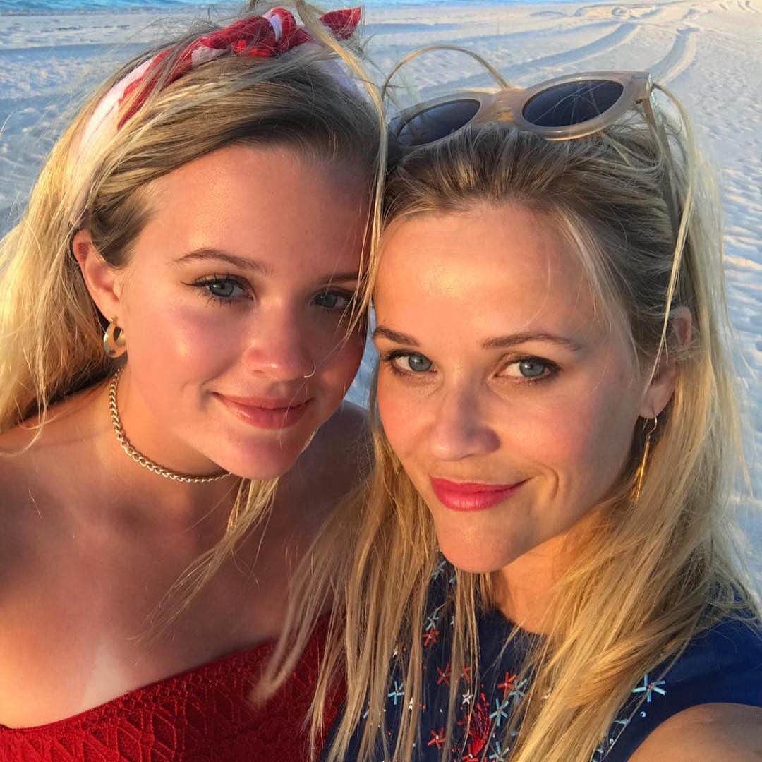 E! Onlineさんのインスタグラム写真 - (E! OnlineInstagram)「Another year, another post about Reese & Ava being the same exact person. (We also want a mother-daughter movie with these two—do your thing Hollywood). (📷: Instagram)」9月10日 9時45分 - enews