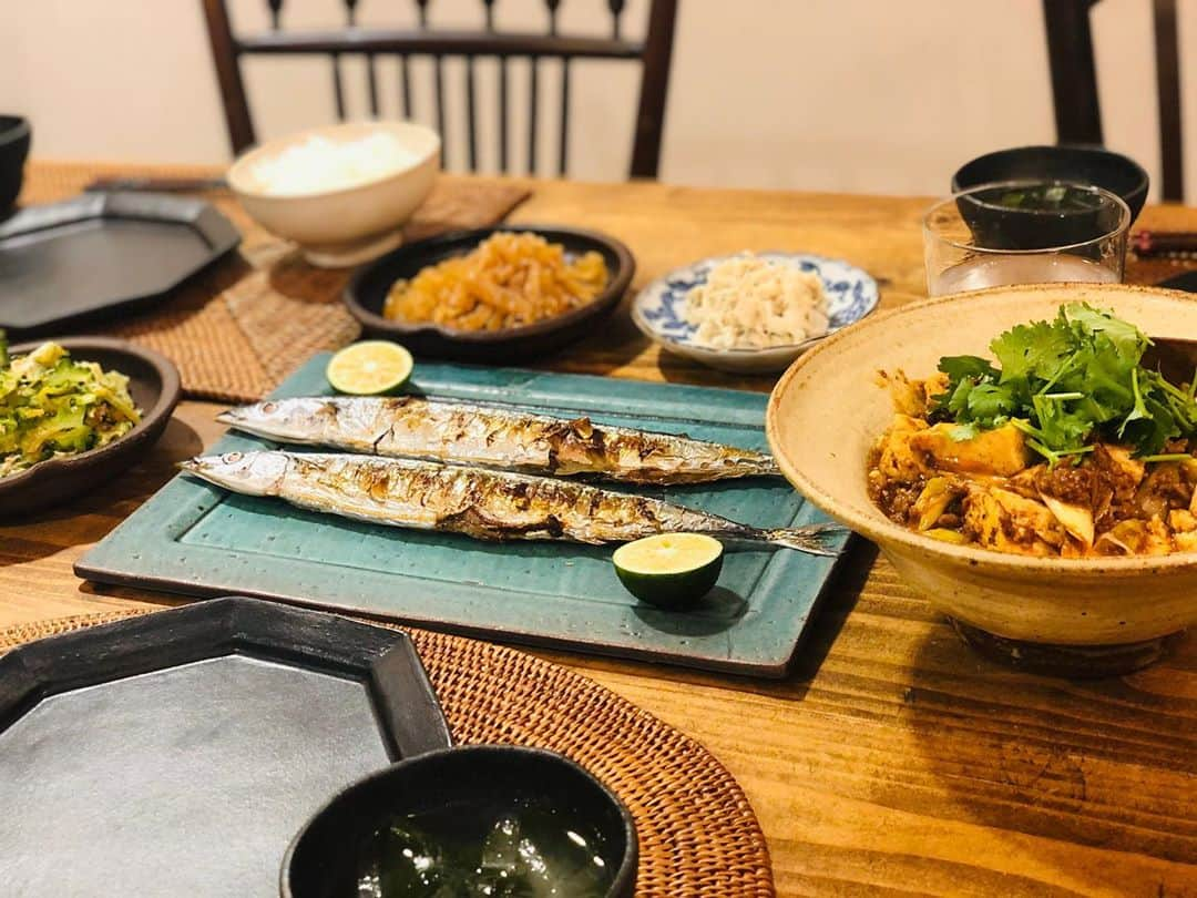 田中マヤさんのインスタグラム写真 - (田中マヤInstagram)「昨日の晩ご飯は 秋刀魚が美味しそうだったので✨（大根おろしする元気がなかった😵💦） 最近、毎日食べてるゴーヤ✨ さっと塩茹でして 絞って、 ポン酢、マヨネーズ、かつお節を😆めちゃ簡単✨ ・ 麻婆豆腐 くらげの中華和え 大根とホタテの山椒和え ワカメと大根のスープ でした✨ ・ #晩ご飯 #秋刀魚 #ゴーヤ #instafood #food #saury #pacificsaury #love #셀스타그램 #좋아요 #밥 #뷰티 #저녁밥 #저녁 #꽁치 #マヤのごはん」9月10日 9時56分 - tanakamaya__official