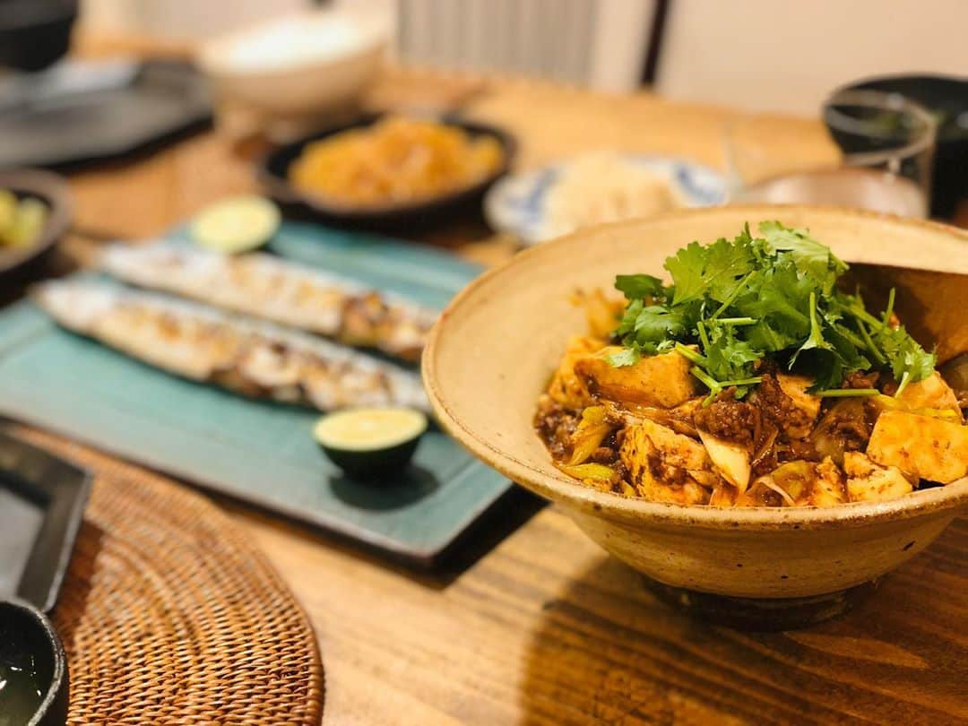 田中マヤさんのインスタグラム写真 - (田中マヤInstagram)「昨日の晩ご飯は 秋刀魚が美味しそうだったので✨（大根おろしする元気がなかった😵💦） 最近、毎日食べてるゴーヤ✨ さっと塩茹でして 絞って、 ポン酢、マヨネーズ、かつお節を😆めちゃ簡単✨ ・ 麻婆豆腐 くらげの中華和え 大根とホタテの山椒和え ワカメと大根のスープ でした✨ ・ #晩ご飯 #秋刀魚 #ゴーヤ #instafood #food #saury #pacificsaury #love #셀스타그램 #좋아요 #밥 #뷰티 #저녁밥 #저녁 #꽁치 #マヤのごはん」9月10日 9時56分 - tanakamaya__official