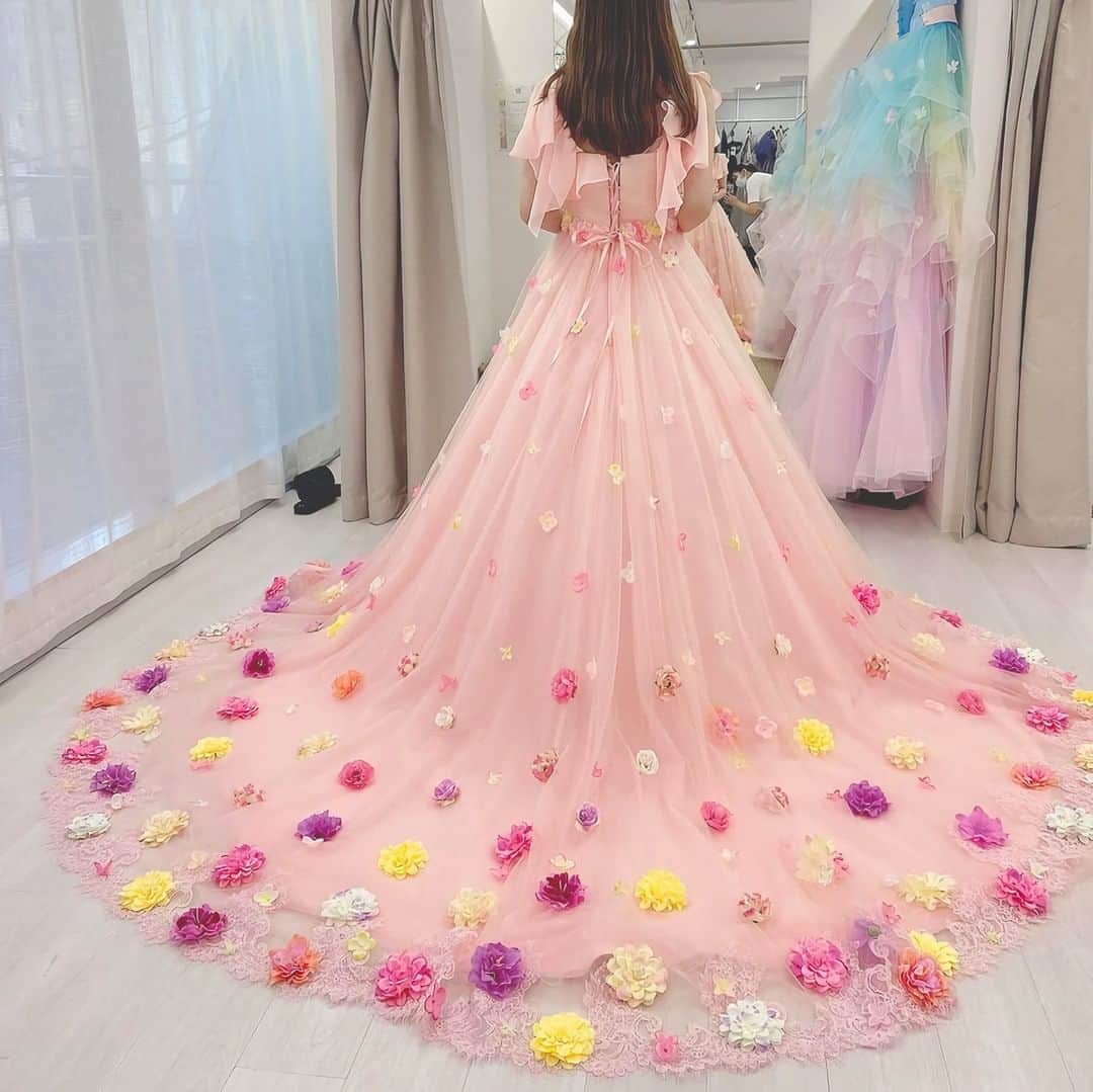 ♡プラコレWedding·⋆*さんのインスタグラム写真 - (♡プラコレWedding·⋆*Instagram)「@placolewedding【#Dressy花嫁 】【#プラコレ】をつけて投稿&フォローしてね♩ . ＝＝＝＝＝＝＝＝ . #COCOMELODY さんのカラードレスをご紹介🌈✨ バックスタイルも華やかな 360度可愛い花嫁スタイルはいかがですか？💭 . ・世界中の洗練されたデザイナーと提携 ・専門工場と直接契約することでコストを極力削減 だから高品質で幅広いラインナップが魅力の COCOMELODYさんをcheckしてみてくださいね💕 . ＝＝＝＝＝＝＝＝ 📸Photo by... 1枚目：@2222chayさん 👗 #ld4182-P . 2枚目：@cocomelody.jpさん 👗 #JP0110 . 3枚目：@cocomelody.jpさん 👗 #CW2141 . 4枚目：@cocomelody.jpさん 👗 #VJ0168-V ＝＝＝＝＝＝＝＝ 『#Dressy花嫁』『#プラコレ』の ハッシュタグをつけて写真をUPしてね✦ 花嫁アプリ『Dressy by プラコレ』の 記事に掲載＆リグラムされるかも♩ . みなさまからのいいねや保存 コメントをお待ちしています♥ 「このウェディングドレス可愛い！」 「ヘアスタイルも気になる！！」 「今の花嫁さんの流行りは！？」etc. . ＝＝＝＝＝＝＝＝ 花嫁アプリでは、 プロのアドバイザーに結婚式の相談を何度でも♡ ウェディングドレスの記事や、 自分のウェディングレポを残せちゃう♡” . ＞＞＞TOPのURLからcheck ⋈ @placolewedding ＞＞＞結婚のご相談は プラコレウェディングアドバイザーへ♡ @wedding_adviser ＞＞＞ウェディングレポを残したいなら、 farny by プラコレをcheck ✎ @farny_wedding ＞＞＞ウェディングアイデア＆DIYは ドレシーアイデアcheck ❁ @dressy_idea >>>素敵なドレスに出会いたい花嫁さま♡ @dressyonline_をcheck . ＝＝＝＝＝＝＝＝＝＝＝＝＝＝＝＝ . #プレ花嫁 #卒花 #花嫁 #卒花嫁 #結婚 #結婚式 #結婚準備 #花嫁準備 #weddingtbt #トータルコーディネート #花嫁コーディネート #試着レポ #farnyレポ #2020冬婚 #2020秋婚 #2021春婚 #オーダーメイド #バックショット #ピンクドレス #ドレス選び #ココメロディ」9月10日 10時07分 - placole_dressy