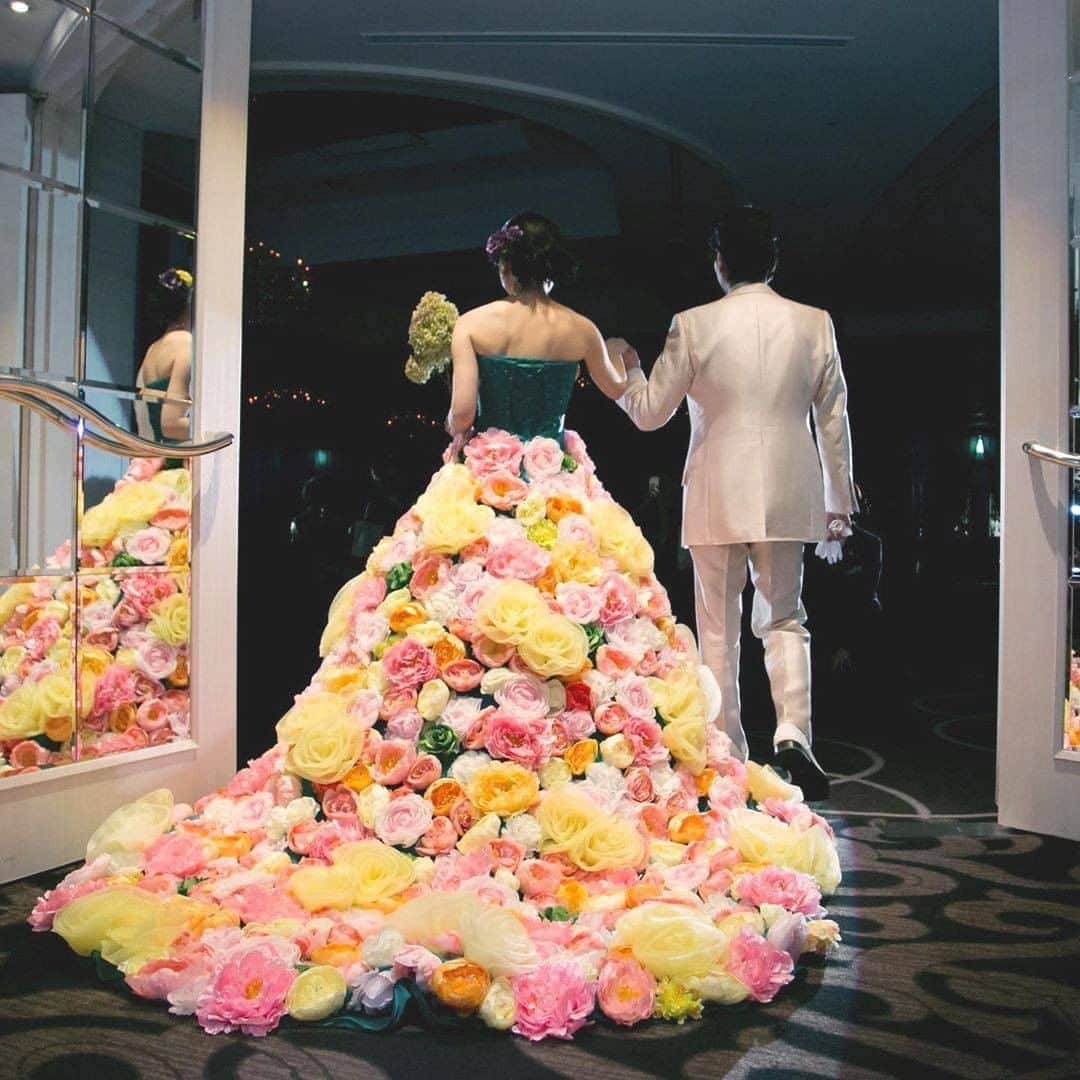 ♡プラコレWedding·⋆*さんのインスタグラム写真 - (♡プラコレWedding·⋆*Instagram)「@placolewedding【#Dressy花嫁 】【#プラコレ】をつけて投稿&フォローしてね♩ . ＝＝＝＝＝＝＝＝ . #COCOMELODY さんのカラードレスをご紹介🌈✨ バックスタイルも華やかな 360度可愛い花嫁スタイルはいかがですか？💭 . ・世界中の洗練されたデザイナーと提携 ・専門工場と直接契約することでコストを極力削減 だから高品質で幅広いラインナップが魅力の COCOMELODYさんをcheckしてみてくださいね💕 . ＝＝＝＝＝＝＝＝ 📸Photo by... 1枚目：@2222chayさん 👗 #ld4182-P . 2枚目：@cocomelody.jpさん 👗 #JP0110 . 3枚目：@cocomelody.jpさん 👗 #CW2141 . 4枚目：@cocomelody.jpさん 👗 #VJ0168-V ＝＝＝＝＝＝＝＝ 『#Dressy花嫁』『#プラコレ』の ハッシュタグをつけて写真をUPしてね✦ 花嫁アプリ『Dressy by プラコレ』の 記事に掲載＆リグラムされるかも♩ . みなさまからのいいねや保存 コメントをお待ちしています♥ 「このウェディングドレス可愛い！」 「ヘアスタイルも気になる！！」 「今の花嫁さんの流行りは！？」etc. . ＝＝＝＝＝＝＝＝ 花嫁アプリでは、 プロのアドバイザーに結婚式の相談を何度でも♡ ウェディングドレスの記事や、 自分のウェディングレポを残せちゃう♡” . ＞＞＞TOPのURLからcheck ⋈ @placolewedding ＞＞＞結婚のご相談は プラコレウェディングアドバイザーへ♡ @wedding_adviser ＞＞＞ウェディングレポを残したいなら、 farny by プラコレをcheck ✎ @farny_wedding ＞＞＞ウェディングアイデア＆DIYは ドレシーアイデアcheck ❁ @dressy_idea >>>素敵なドレスに出会いたい花嫁さま♡ @dressyonline_をcheck . ＝＝＝＝＝＝＝＝＝＝＝＝＝＝＝＝ . #プレ花嫁 #卒花 #花嫁 #卒花嫁 #結婚 #結婚式 #結婚準備 #花嫁準備 #weddingtbt #トータルコーディネート #花嫁コーディネート #試着レポ #farnyレポ #2020冬婚 #2020秋婚 #2021春婚 #オーダーメイド #バックショット #ピンクドレス #ドレス選び #ココメロディ」9月10日 10時07分 - placole_dressy