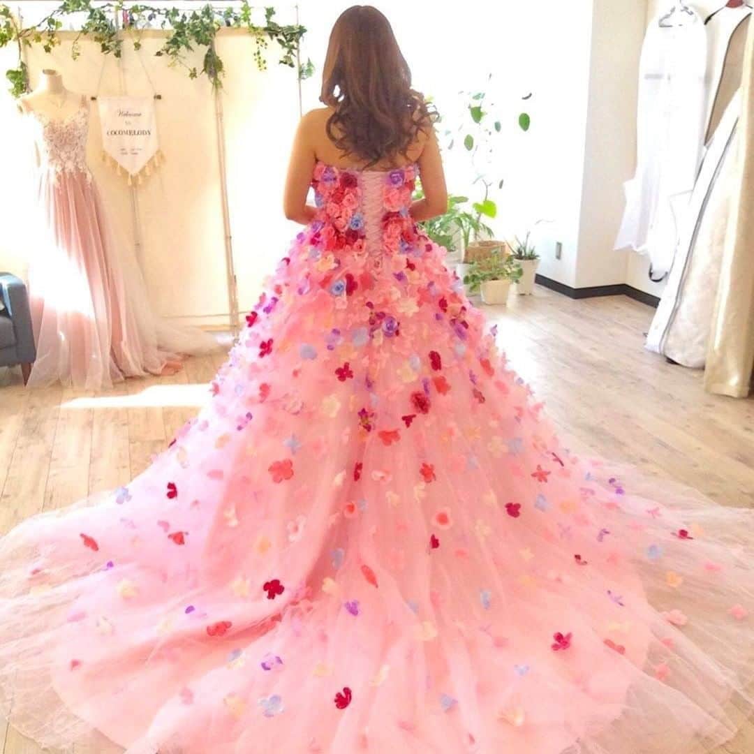 ♡プラコレWedding·⋆*さんのインスタグラム写真 - (♡プラコレWedding·⋆*Instagram)「@placolewedding【#Dressy花嫁 】【#プラコレ】をつけて投稿&フォローしてね♩ . ＝＝＝＝＝＝＝＝ . #COCOMELODY さんのカラードレスをご紹介🌈✨ バックスタイルも華やかな 360度可愛い花嫁スタイルはいかがですか？💭 . ・世界中の洗練されたデザイナーと提携 ・専門工場と直接契約することでコストを極力削減 だから高品質で幅広いラインナップが魅力の COCOMELODYさんをcheckしてみてくださいね💕 . ＝＝＝＝＝＝＝＝ 📸Photo by... 1枚目：@2222chayさん 👗 #ld4182-P . 2枚目：@cocomelody.jpさん 👗 #JP0110 . 3枚目：@cocomelody.jpさん 👗 #CW2141 . 4枚目：@cocomelody.jpさん 👗 #VJ0168-V ＝＝＝＝＝＝＝＝ 『#Dressy花嫁』『#プラコレ』の ハッシュタグをつけて写真をUPしてね✦ 花嫁アプリ『Dressy by プラコレ』の 記事に掲載＆リグラムされるかも♩ . みなさまからのいいねや保存 コメントをお待ちしています♥ 「このウェディングドレス可愛い！」 「ヘアスタイルも気になる！！」 「今の花嫁さんの流行りは！？」etc. . ＝＝＝＝＝＝＝＝ 花嫁アプリでは、 プロのアドバイザーに結婚式の相談を何度でも♡ ウェディングドレスの記事や、 自分のウェディングレポを残せちゃう♡” . ＞＞＞TOPのURLからcheck ⋈ @placolewedding ＞＞＞結婚のご相談は プラコレウェディングアドバイザーへ♡ @wedding_adviser ＞＞＞ウェディングレポを残したいなら、 farny by プラコレをcheck ✎ @farny_wedding ＞＞＞ウェディングアイデア＆DIYは ドレシーアイデアcheck ❁ @dressy_idea >>>素敵なドレスに出会いたい花嫁さま♡ @dressyonline_をcheck . ＝＝＝＝＝＝＝＝＝＝＝＝＝＝＝＝ . #プレ花嫁 #卒花 #花嫁 #卒花嫁 #結婚 #結婚式 #結婚準備 #花嫁準備 #weddingtbt #トータルコーディネート #花嫁コーディネート #試着レポ #farnyレポ #2020冬婚 #2020秋婚 #2021春婚 #オーダーメイド #バックショット #ピンクドレス #ドレス選び #ココメロディ」9月10日 10時07分 - placole_dressy