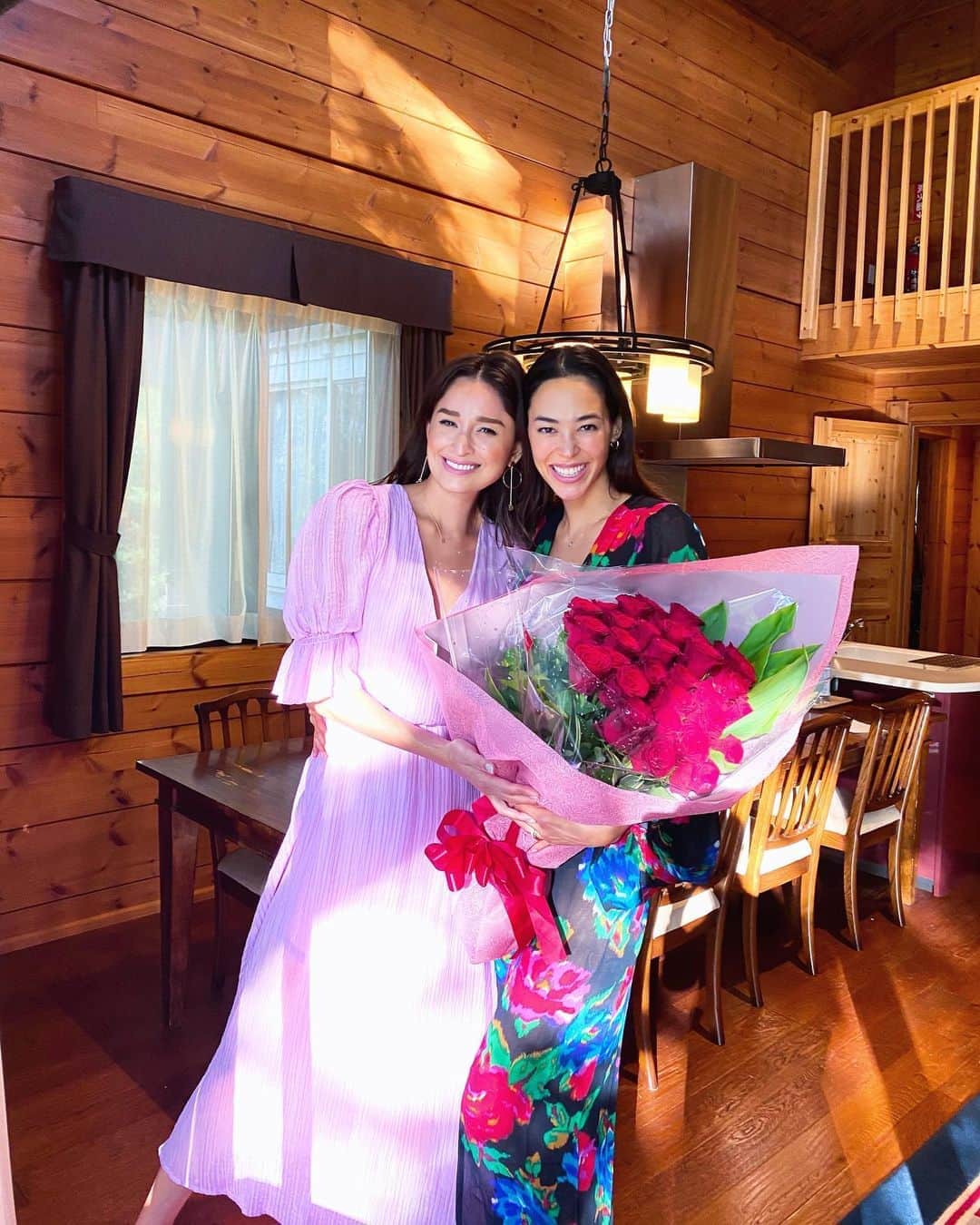 ケリーのインスタグラム：「一昨日エミのお誕生日でした❤️🎉 ・ 2人でバースデートリップで 2泊3日間軽井沢のに宿泊してきました❣️ ・ @karuizawaprincehotel のスタッフの皆さんが ご協力して￼頂き、エミのバースデーサプライズが 作成大成功でした😁👍 ・ 本当にありがとうございました🥺😍❤️🙏 ・ エミちゃんが喜んでくれて、 ずっと笑顔でした😆😄❤️🎉 ・  Birthday trip to Karuizawa  ・ We celebrate @emi_renata bday in the  best way staying at @karuizawaprincehotel  ・ The staff was so nice to help me to organize  all the birthday surprises for Emi🥺🙏❤️ ・ Thank you so much @karuizawaprincehotel ✨🙏 ・ #karuizawapincehotel#karuizawa#princhotel #trip#japan#birthdaygirl#軽井沢プリンスホテル #軽井沢#ガールズトリップ」