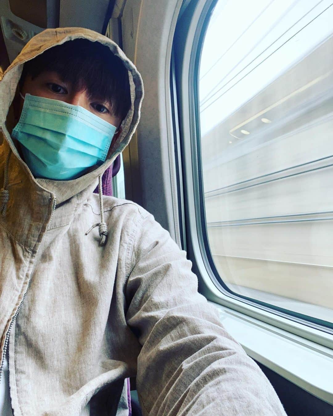 のインスタグラム：「：坐了久違的高鐵 心情很好 等等一起來玩吧🥴  9/10 12:00 @drcink 官方直播頻道見」