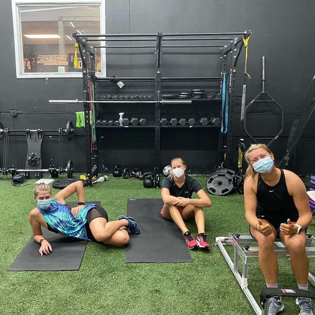 ペイジュ・レイリーさんのインスタグラム写真 - (ペイジュ・レイリーInstagram)「Feelin’ cute...might delete later 😂 #pose • • • #squad #teammates #training #teamusa #sail #humpday #tresamigas #athlete #gym」9月10日 1時14分 - paigeraileysailor