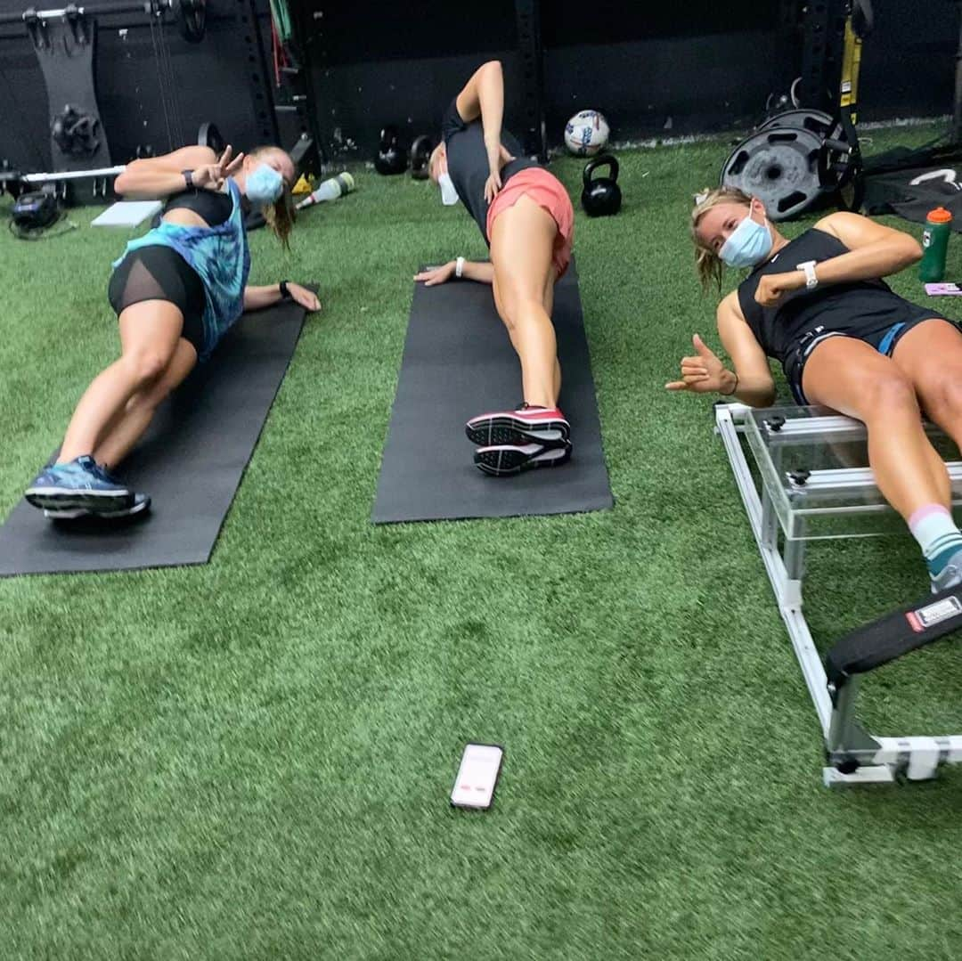 ペイジュ・レイリーさんのインスタグラム写真 - (ペイジュ・レイリーInstagram)「Feelin’ cute...might delete later 😂 #pose • • • #squad #teammates #training #teamusa #sail #humpday #tresamigas #athlete #gym」9月10日 1時14分 - paigeraileysailor