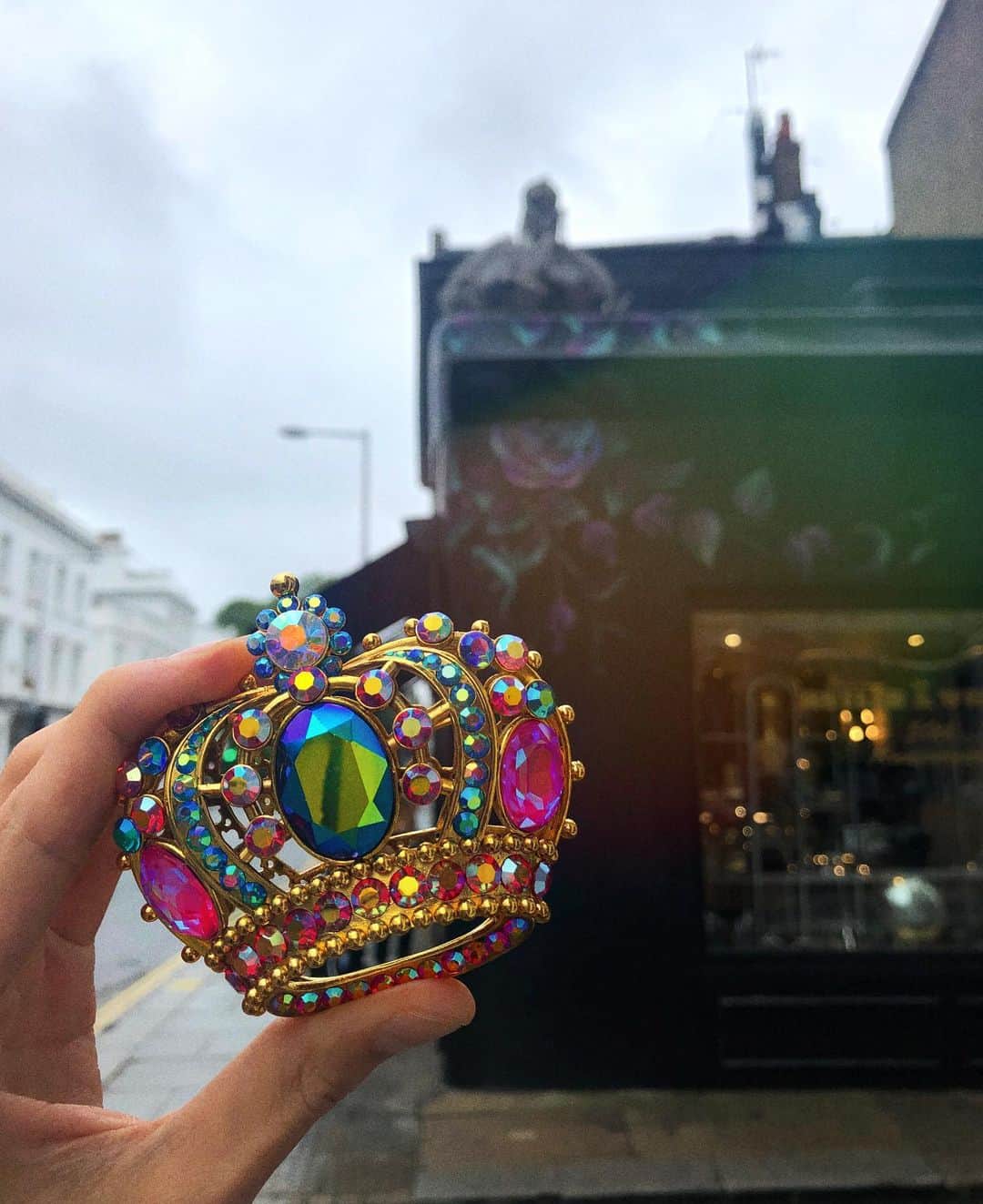 バトラー&ウィルソンのインスタグラム：「The Butler & Wilson crown is so iconic we even have one on top of our store at Fulham Road 👑 Tag is @butlerandwilson or #butlerandwilson  for the chance to be featured across our feed!」