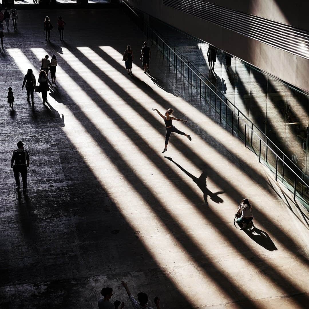 National Geographic Travelさんのインスタグラム写真 - (National Geographic TravelInstagram)「Photo by @Justin.Jin  An unexpected moment captured at the Tate Modern. Housed in the former Bankside Power Station in the London Borough of Southwark, the museum holds the national collection of British art from 1900 to the present day, as well as international modern and contemporary art. Please follow me @justin.jin for more stories and images from around the world. #london #britain #tate #art」9月10日 1時07分 - natgeotravel
