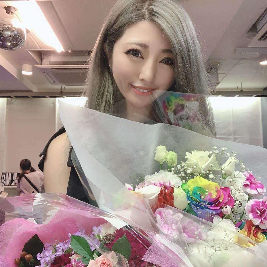 のインスタグラム：「9月9日は私のお誕生日でした。私はプロダクションの社長を始めて8年になります。 引退した身でもあるのに関わらず、うちのプロダクションの子達、そしてファンの人たちに沢山お祝いして貰えちゃいました！ こんな幸せでいんでしょうか。  これからもうちに所属してる子たち、その子たちを応援してくれてるみなさんの為に少しでも応えられるように‥  力不足ではありますが、自分なりの精一杯で頑張っていこうと思います。  #ハピバデ #誕生日お祝い #芸能プロダクション #女実業家 #実業家 #女社長 #優しい気持ち #家族 #アイドル #アイドル運営 #レコード会社 #衣装製作 #ライター #webライター #作詞家 #愛犬家 #今年こそ結婚 #お花のある暮らし #花束を君に #birthdaygirl #japanesegirl #tokyo #japaneseculture #lol #happybirthday」