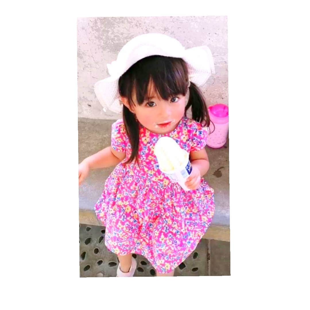 村山絢香さんのインスタグラム写真 - (村山絢香Instagram)「✼ ✼ ✻ 少し日の入が早くなってきたかしらと感じる最近✨☺️🌸 気づけば夏も終わり…🏖🎐  制限はあったけれど、 娘と一緒におもいきり夏を満喫できました☺️💕 #夏らしさを感じでてほしいパパママ　🎐✨ #『一口だけだよ』にニヤリとイタズラな顔をする人☺️🍦✨ ✼ ✼ ✻ ・ ・ #日々愛しい☺️❤️👶 #2歳 ✨💕 #パパっこ ♡  #パパじゃないと嫌な娘 🥺💕 #もう9月だなんて早いな☺️🏖 #リトルママ ☺️💕 #お世話大好きっ娘✨🌸 #元気いっぱい娘 💓 #楽しい 1日 #楽しそうな姿がママの幸せ ☺️🌸 #ママも思いきり楽しむ 😊💕 #毎日ママと走り回る  #天真爛漫 #お転婆娘 🐒💓 #ママライフ #enjoy  #気まぐれ日記 ♡ #育児日記  #家族 #Family #育児 #子育て #mama」9月10日 1時08分 - ayaka_murayama