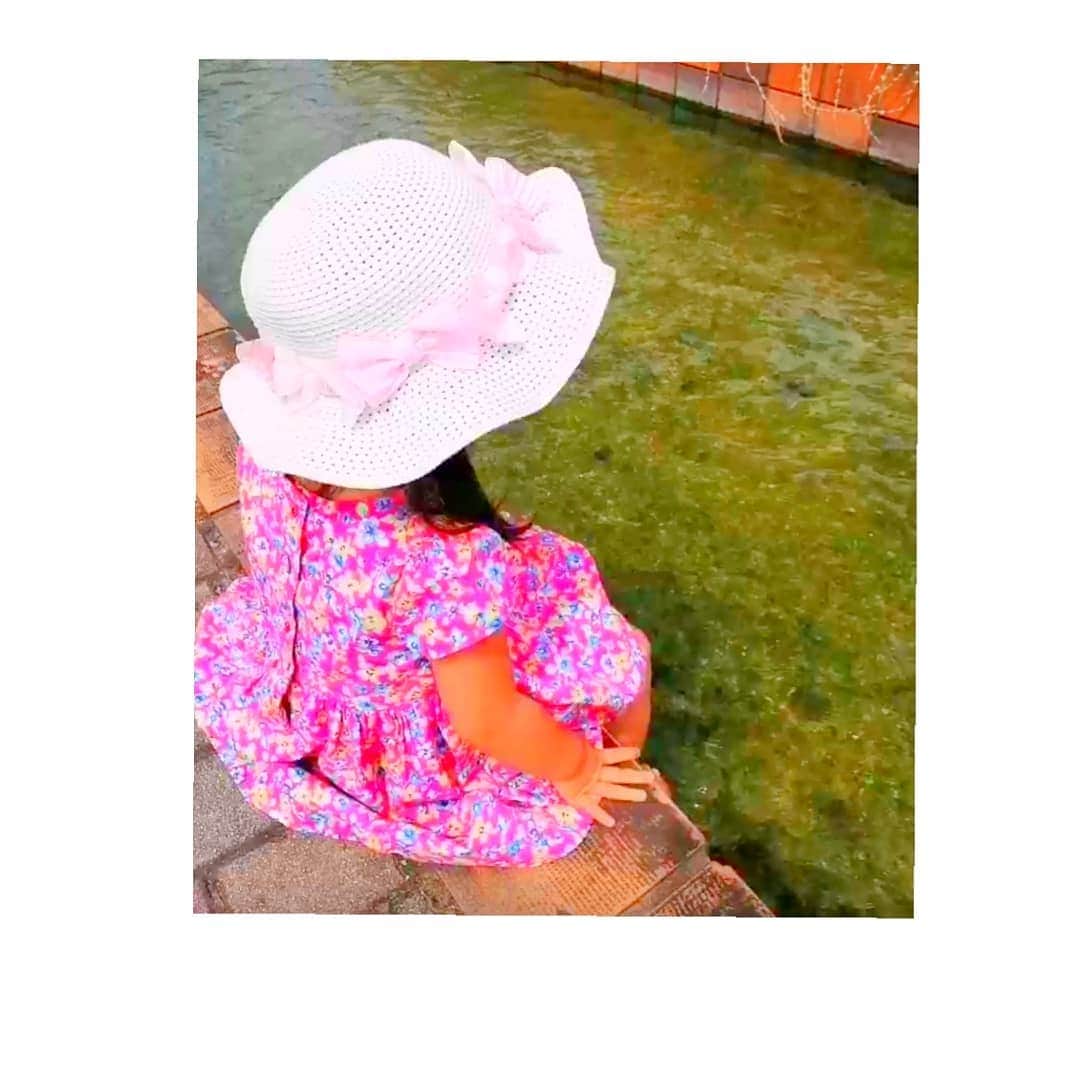 村山絢香さんのインスタグラム写真 - (村山絢香Instagram)「✼ ✼ ✻ 少し日の入が早くなってきたかしらと感じる最近✨☺️🌸 気づけば夏も終わり…🏖🎐  制限はあったけれど、 娘と一緒におもいきり夏を満喫できました☺️💕 #夏らしさを感じでてほしいパパママ　🎐✨ #『一口だけだよ』にニヤリとイタズラな顔をする人☺️🍦✨ ✼ ✼ ✻ ・ ・ #日々愛しい☺️❤️👶 #2歳 ✨💕 #パパっこ ♡  #パパじゃないと嫌な娘 🥺💕 #もう9月だなんて早いな☺️🏖 #リトルママ ☺️💕 #お世話大好きっ娘✨🌸 #元気いっぱい娘 💓 #楽しい 1日 #楽しそうな姿がママの幸せ ☺️🌸 #ママも思いきり楽しむ 😊💕 #毎日ママと走り回る  #天真爛漫 #お転婆娘 🐒💓 #ママライフ #enjoy  #気まぐれ日記 ♡ #育児日記  #家族 #Family #育児 #子育て #mama」9月10日 1時08分 - ayaka_murayama