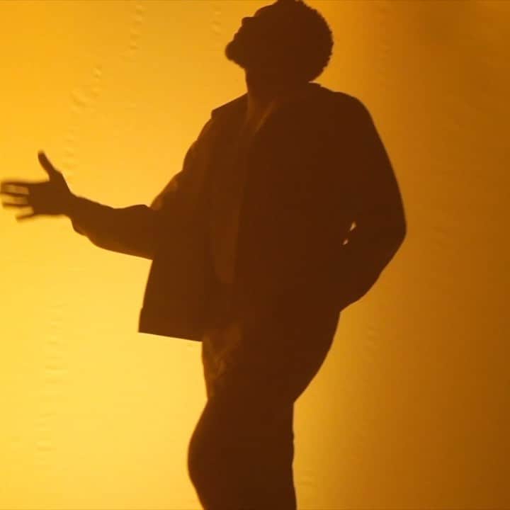 のインスタグラム：「“Bad Habits” video coming tonight at 9 PM PT / 12 AM ET! Hit the link in my bio to set a reminder.」