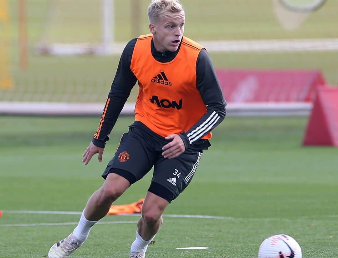 ドニー・ファン・デ・ベークさんのインスタグラム写真 - (ドニー・ファン・デ・ベークInstagram)「Happy with my first training for @manchesterunited! 🔴」9月10日 1時10分 - donnyvdbeek