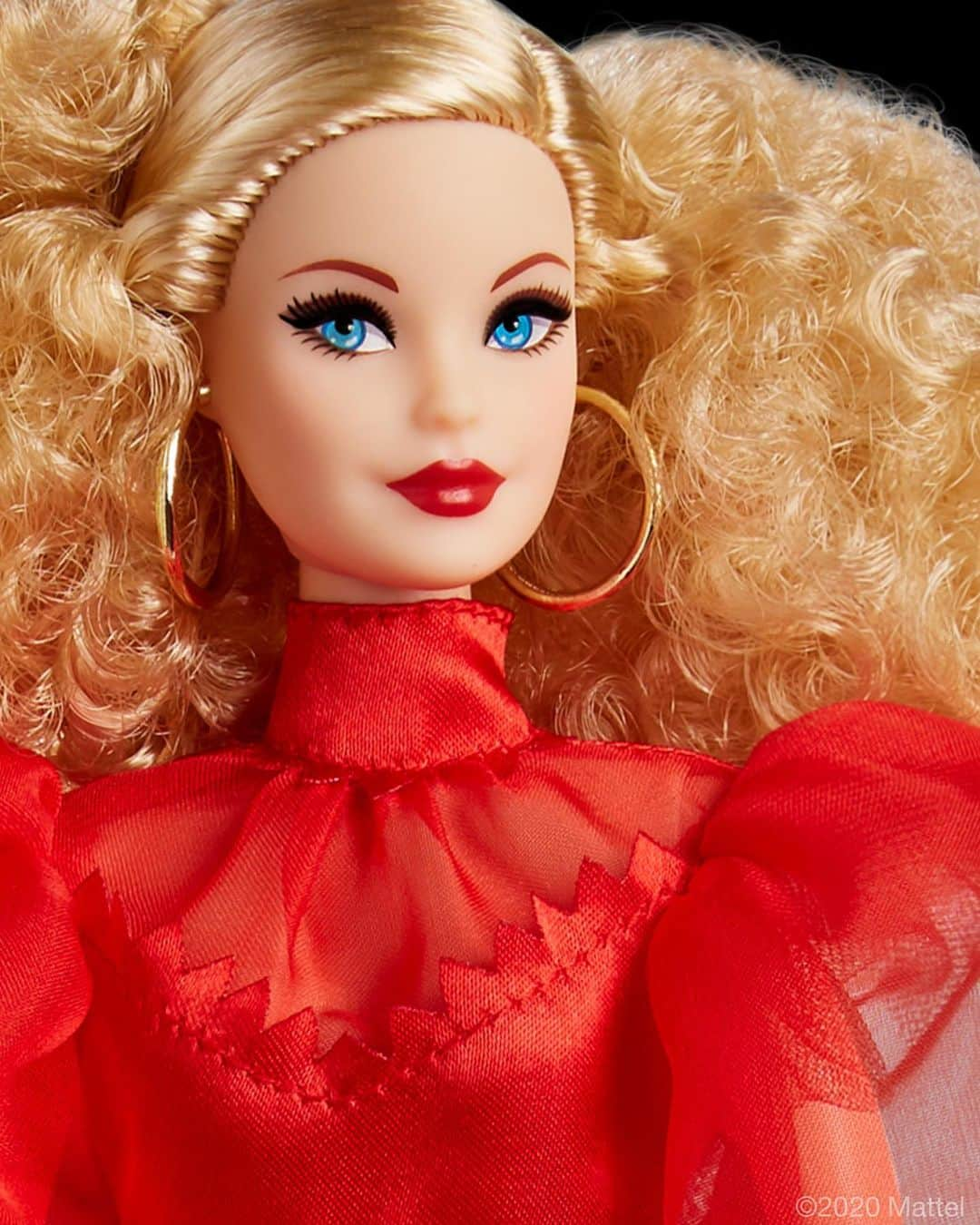 バービーさんのインスタグラム写真 - (バービーInstagram)「75 years of wonder, creativity, and play. ✨ #Barbie celebrates @Mattel’s milestone anniversary with a glamorous new look, inspired by the iconic logo.」9月10日 1時11分 - barbie