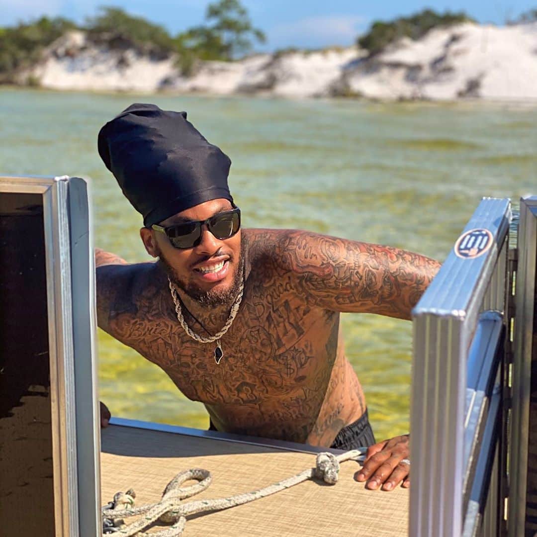 ワカ・フロッカ・フレイムのインスタグラム：「I done fell in love with the beach !!!! We moving y’all.... what beach should we buy a house on??」