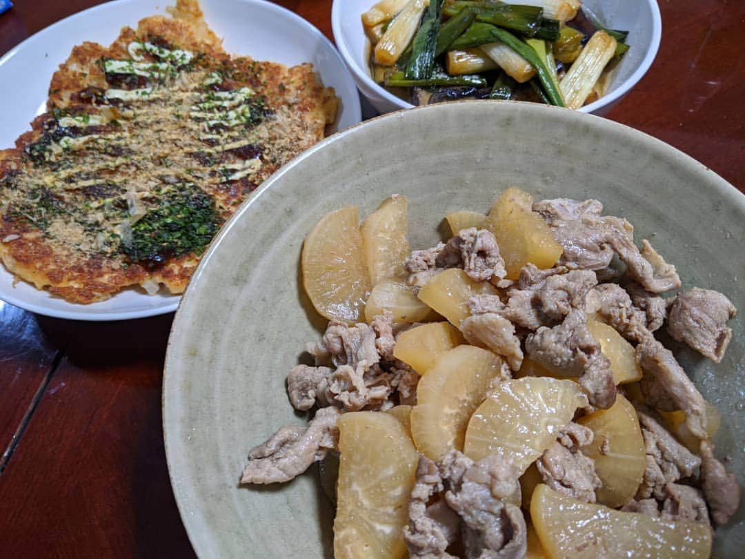 山部朱里のインスタグラム：「. . 【最近ハマってるのはあごだしのお味噌！あごだし使ったお料理です！】 ①ネギしか見えないけど下に茄子いる煮浸し なすの煮浸しが大好き。夏野菜大好き。今年はなす高かったけど、この間５本入って150円でした！安かった！！なすの煮浸し大好きだけどなすだけだと一瞬で食べ終わっちゃうからネギも一緒に！ネギもとろとろになってなんともいえない幸せだなーという食卓。 ②あごだしの大根ぶたこま あごだし使って大根ぶたこま！色は薄めなのに味がしっかりしていた！リピートするね、あごだしさん！ ③遠くから見るとよくわかる、青のりビーム 青のりが集まってる！(笑)豆腐お好み焼き！たまねぎと納豆いれたかな。卵と片栗粉とはまぐりスープの素いれて、混ぜて焼くだけ！安いし美味しいし簡単！よっ！青のりビーム！ . . #おうちごはん  #お家ごはん  #料理 #自炊 #節約 #おかず #レシピ #簡単料理 #簡単レシピ #時短料理 #時短 #豆腐 #子育て #育児 #年子 #年子兄弟 #男の子ママ  #写真見てるとお腹すきますね」