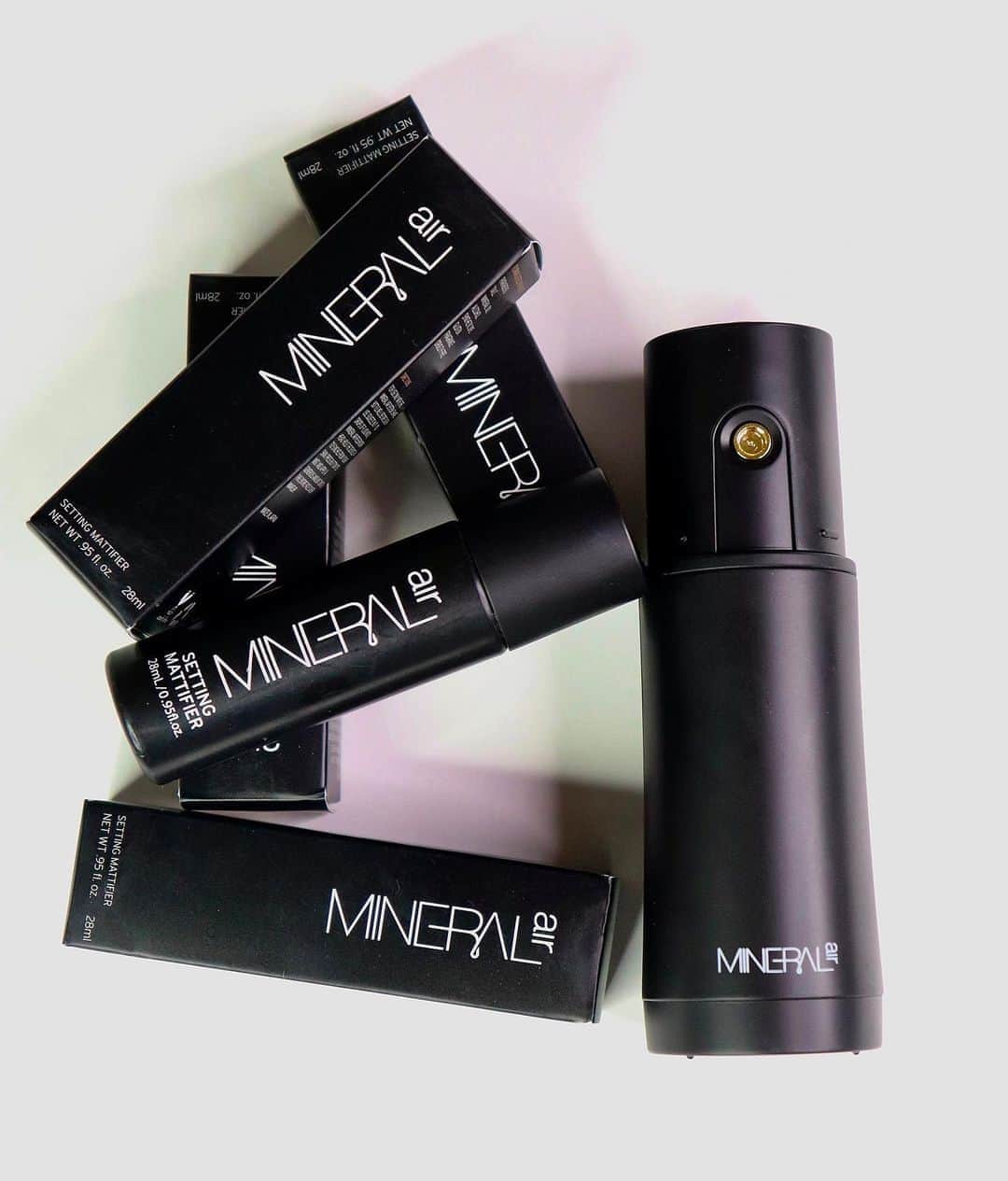 Mineral Airさんのインスタグラム写真 - (Mineral AirInstagram)「We love matte, dewy, and everything in-between. No matter your finish preference, our Setting Mattifier will make sure that none of your work goes to waste. Tap to shop now to set makeup in place for up to 12 hours. ⁠」9月10日 1時22分 - mineral_air