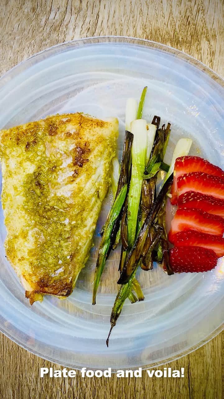 ケリスのインスタグラム：「The easiest @wildalaskancompany Black Cod recipe made with my Good Morning Vietnam @bountyandfull rub from the GOLDMINE BOX. All you need is cod, a hot skillet, some coconut oil, scallions, my rub, and a hungry belly. Tag me in your pics! Link in bio for $25 off first Wild Alaskan order with code KELIS. #CookedWithKelis」