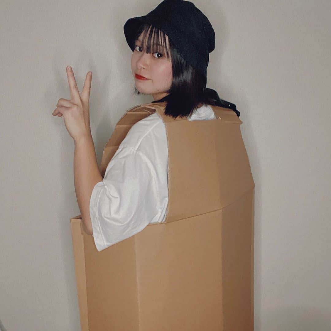 水木あおさんのインスタグラム写真 - (水木あおInstagram)「. NEW 衣装wwww . 配信中にダンボールで 衣装作ったwww 制作時間１時間。 天才ちゃう？www . 三輪車といい、衣装といい、😂笑 . そして、配信きてくれた皆さん、 本当にありがとう♡！！ . #ダンボール工作 #ダンボール  #生配信 #メンズライク #メンズライクコーデ  #衣装 #手作り #夏休みの宿題 #工作」9月10日 1時15分 - ao.mizuki