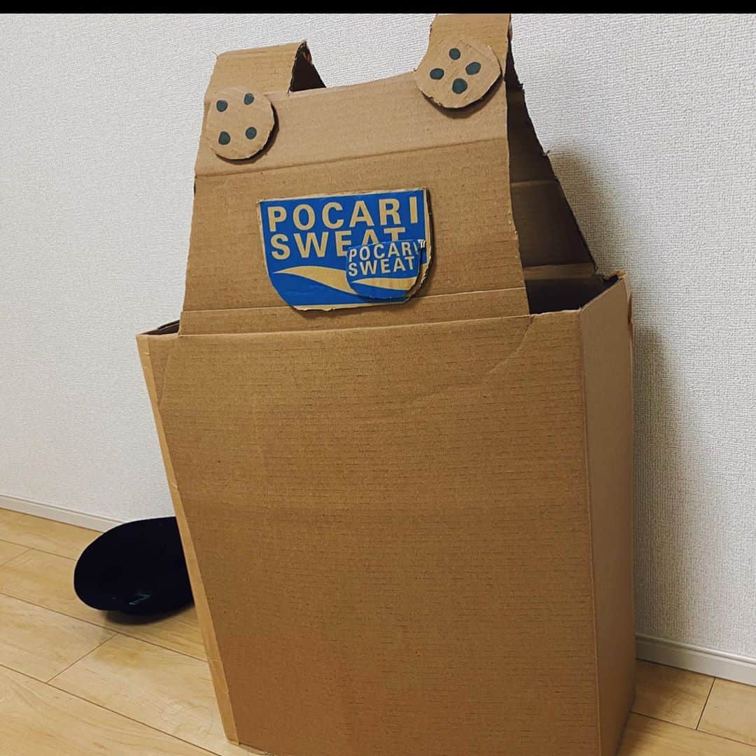 水木あおさんのインスタグラム写真 - (水木あおInstagram)「. NEW 衣装wwww . 配信中にダンボールで 衣装作ったwww 制作時間１時間。 天才ちゃう？www . 三輪車といい、衣装といい、😂笑 . そして、配信きてくれた皆さん、 本当にありがとう♡！！ . #ダンボール工作 #ダンボール  #生配信 #メンズライク #メンズライクコーデ  #衣装 #手作り #夏休みの宿題 #工作」9月10日 1時15分 - ao.mizuki