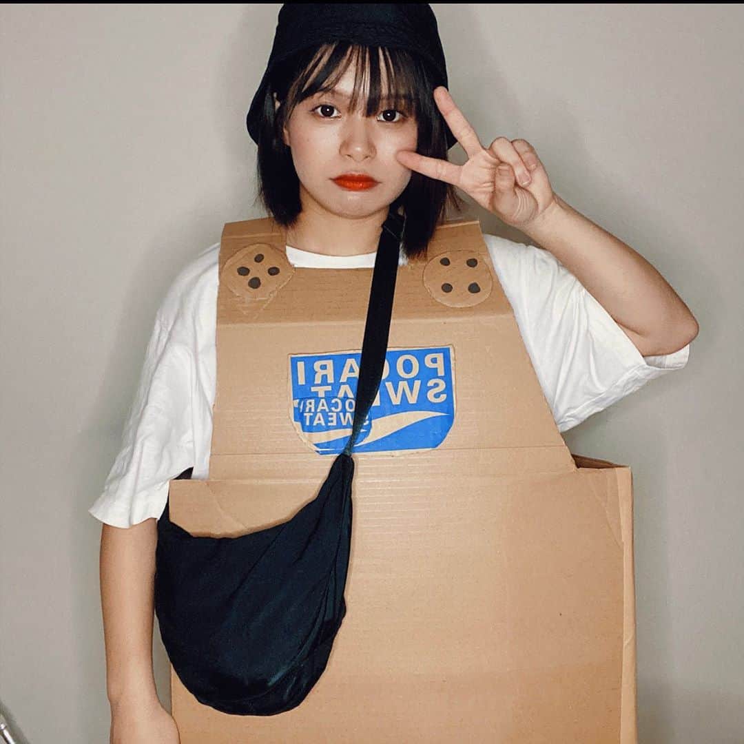 のインスタグラム：「. NEW 衣装wwww . 配信中にダンボールで 衣装作ったwww 制作時間１時間。 天才ちゃう？www . 三輪車といい、衣装といい、😂笑 . そして、配信きてくれた皆さん、 本当にありがとう♡！！ . #ダンボール工作 #ダンボール  #生配信 #メンズライク #メンズライクコーデ  #衣装 #手作り #夏休みの宿題 #工作」