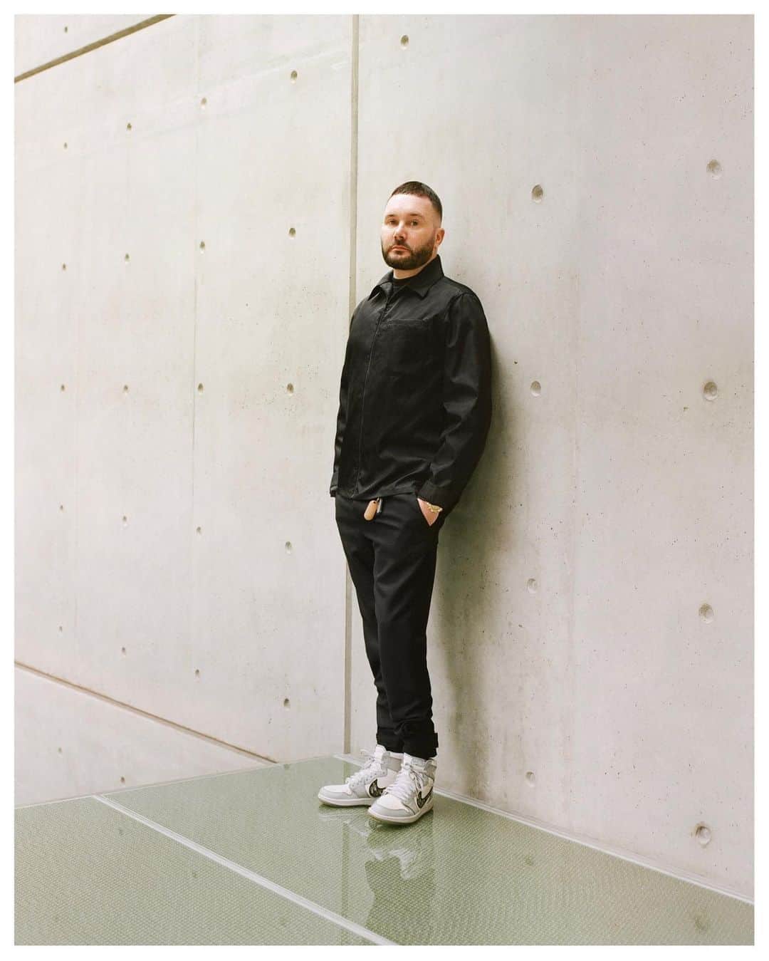 V Magazineさんのインスタグラム写真 - (V MagazineInstagram)「Did you hear? 👂@fendi has a new artistic director! @mrkimjones, the mastermind behind the @dior Homme, will be filling the role for the Italian house’s womens division, formerly occupied by the legendary #KarlLagerfeld. Working alongside @silviaventurinifendi, the duo will be overseeing haute couture and ready-to-wear for the brand! ✨  When speaking on the news of his appointment, Jones says  “I would like to profoundly thank Monsieur Arnault, Pietro Beccari, Serge Brunschwig and Silvia Venturini Fendi for this incredible opportunity. Working across two such prestigious houses is a true honor as a designer and to be able to join the house of Fendi as well as continuing my work at Dior Men’s is a huge privilege.”  Head to the link in bio to learn about the exciting news! — Pictured here: @mrkimjones Photography: @brett_lloyd」9月10日 1時31分 - vmagazine