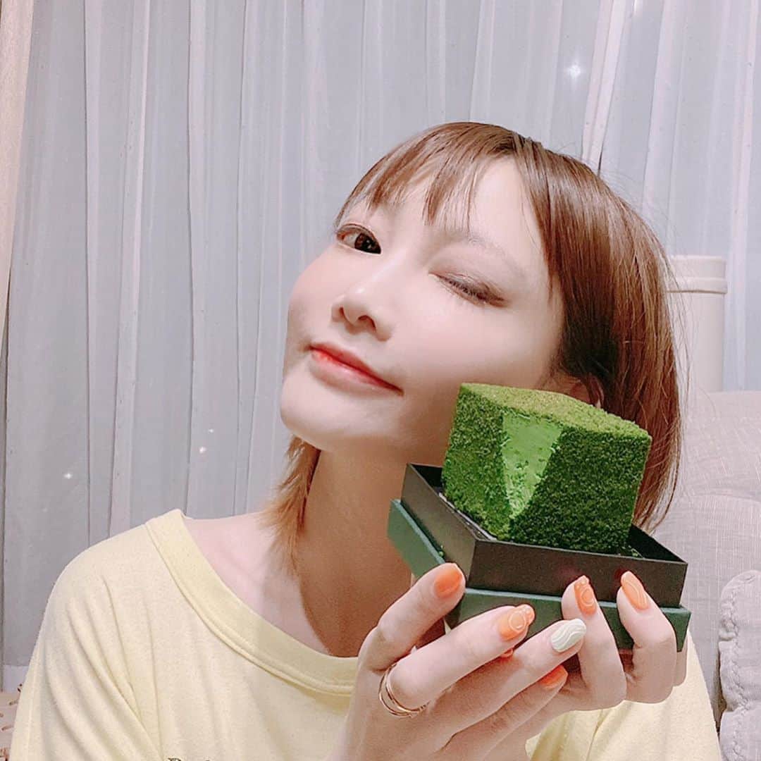 のインスタグラム：「マジで美味しすぎました とろける温度が絶妙で舌にのせるととろけて抹茶の香りと甘みが広がる！ 生チョコとケーキのいいとこどりってかんじ！ 箱も可愛いからプレゼントにもおすすめー！ ９月９日から販売開始だよ！ @branche_chocolat  #ブランシェショコラ」