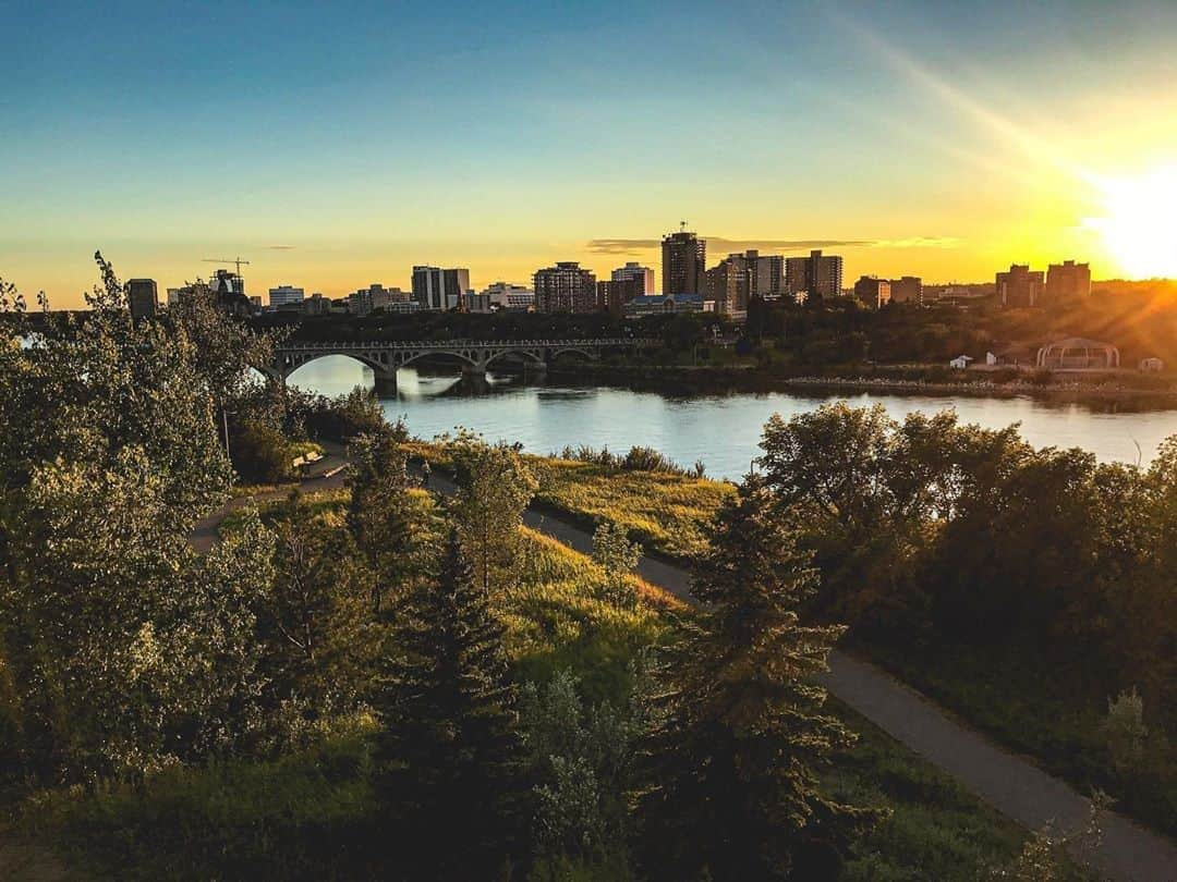 Explore Canadaさんのインスタグラム写真 - (Explore CanadaInstagram)「These Saskatoon sunsets will always have our ❤️. #ExploreCanada⁠ ⁠ *Know before you go! Check the most up-to-date travel restrictions and border closures before planning your trip.*⁠ ⁠ 📷: @thekingpanther⁠ 📍: @visitsaskatoon, @tourismsask⁠ ⁠ #Saskatooning #ExploreSask⁠」9月10日 1時40分 - explorecanada