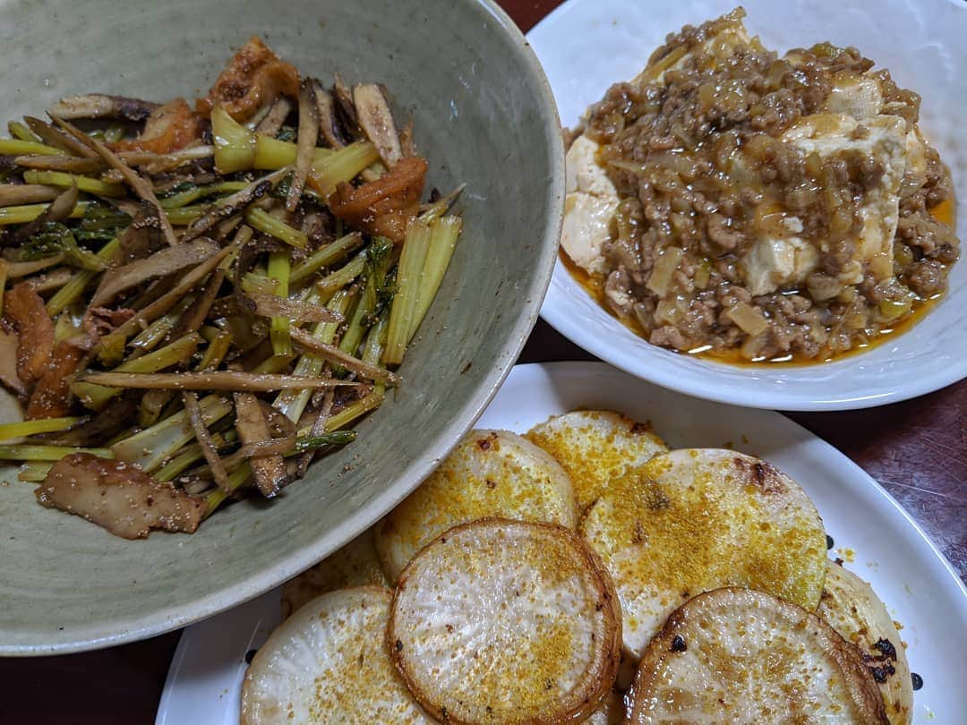 山部朱里のインスタグラム：「. . 【美味しそうなカレー粉買ったのに使ってなかったから使いたくて作った料理ダヨ】 ①かぶバターソテーカレー粉がけ 輪切りにしたかぶをバターで炒めて、カレー粉かけただけ！！ ②かぶの葉とごぼうとさつま揚げ炒め 甘辛の味付けで！めんつゆとお砂糖いれたはず。 ③麻婆豆腐！ 結構しっかりめにネギをいれました。やはり生のにんにく生姜ポイントですね！豆板醤あるからいつも手作りの味。はまぐりだしの素もいい出汁！次の日のランチは麻婆ラーメンなり！節約たのしい。 . . #おうちごはん  #お家ごはん  #料理 #自炊 #レシピ #簡単ごはん  #時短メニュー  #おかず #カレー粉 #麻婆カレー #子育て #育児 #年子 #兄弟 #男の子ママ  #寝かしつけたあとのご褒美はアイス #ペディキュアもそろそろ乾いてきました」
