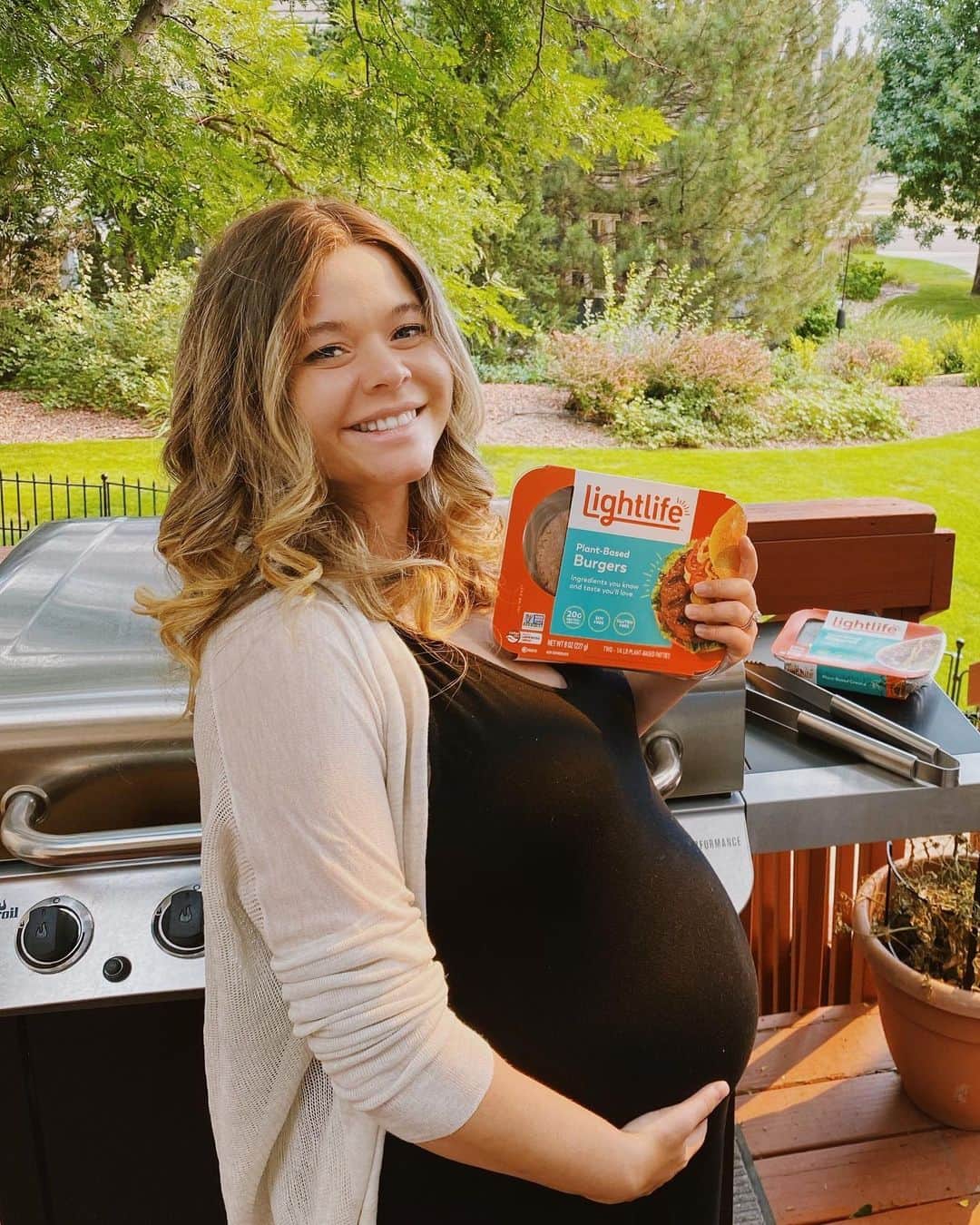 サーシャ・ピーターズのインスタグラム：「Lately, I’ve been making a #cleanbreak from foods that have ingredients I wouldn’t feel good about giving to my baby. @Lightlifefoods listened and they sent these delicious, nutritionally-superior plant-based burgers made with no artificial ingredients or additives. Honestly, it’s lucky I’m eating for two because I can’t stop eating them!  #sponsored」